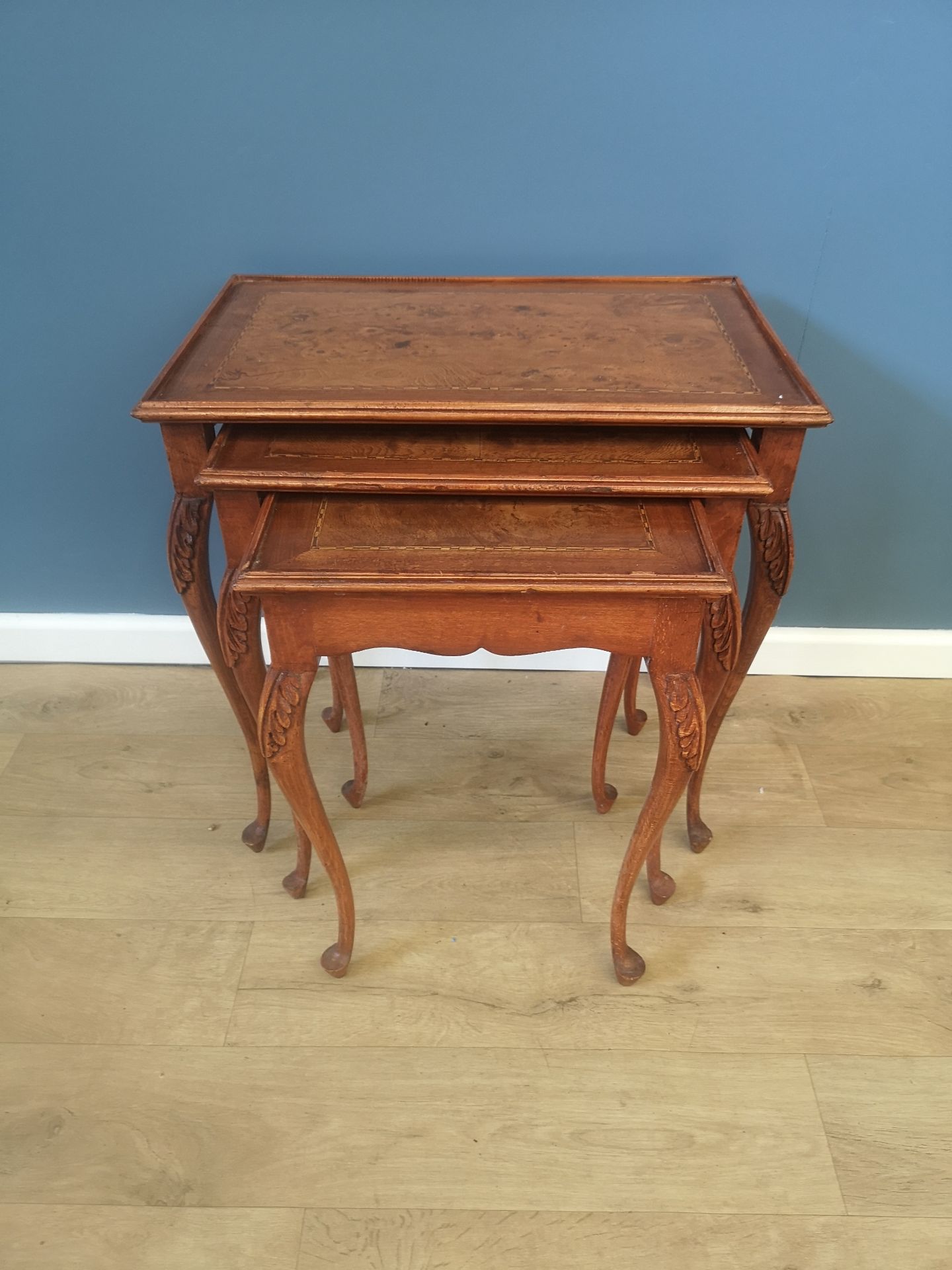 Mahogany nest of three tables - Image 2 of 4