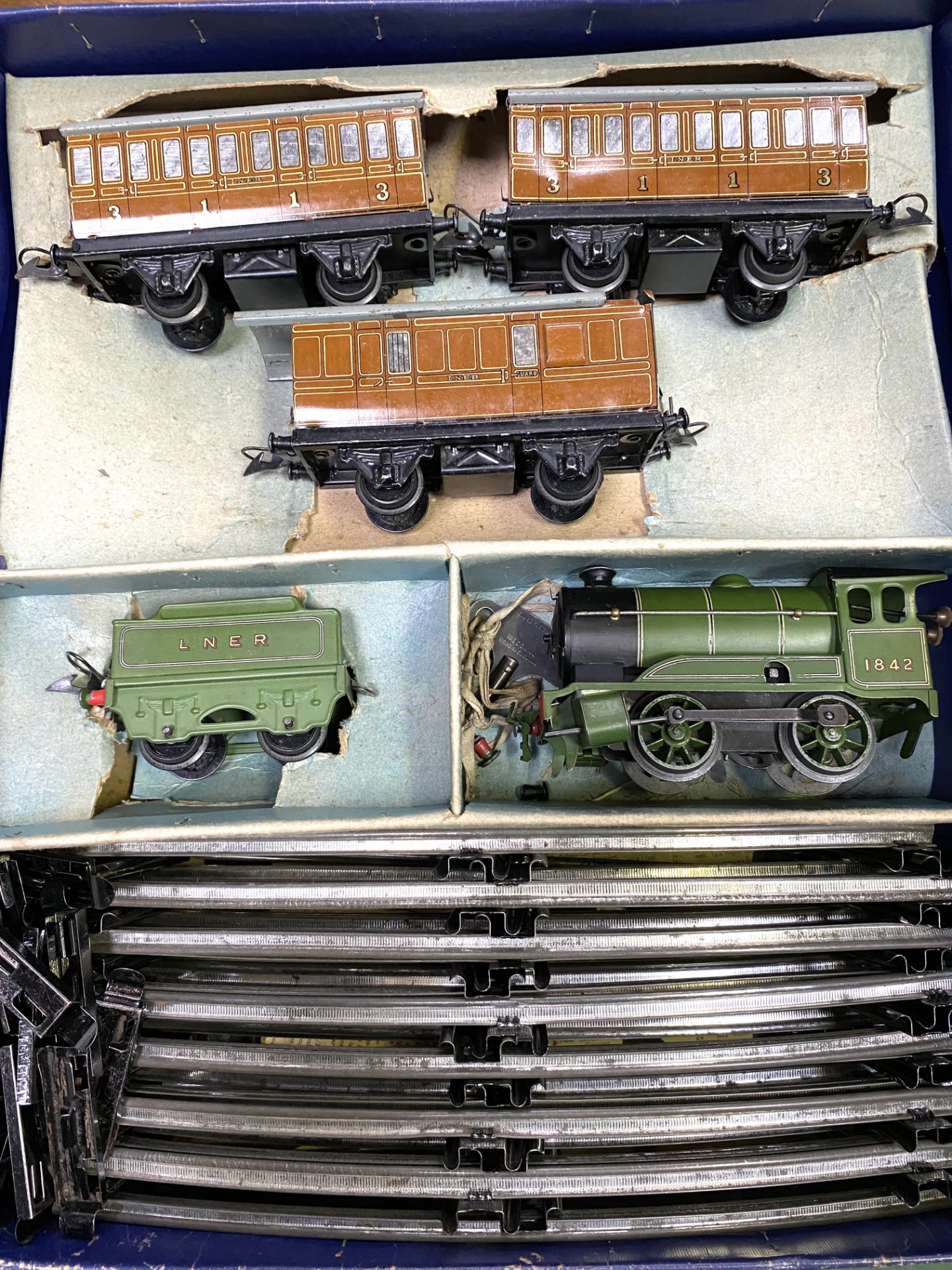 Hornby 0 gauge clockwork tinplate train, tender and carriages