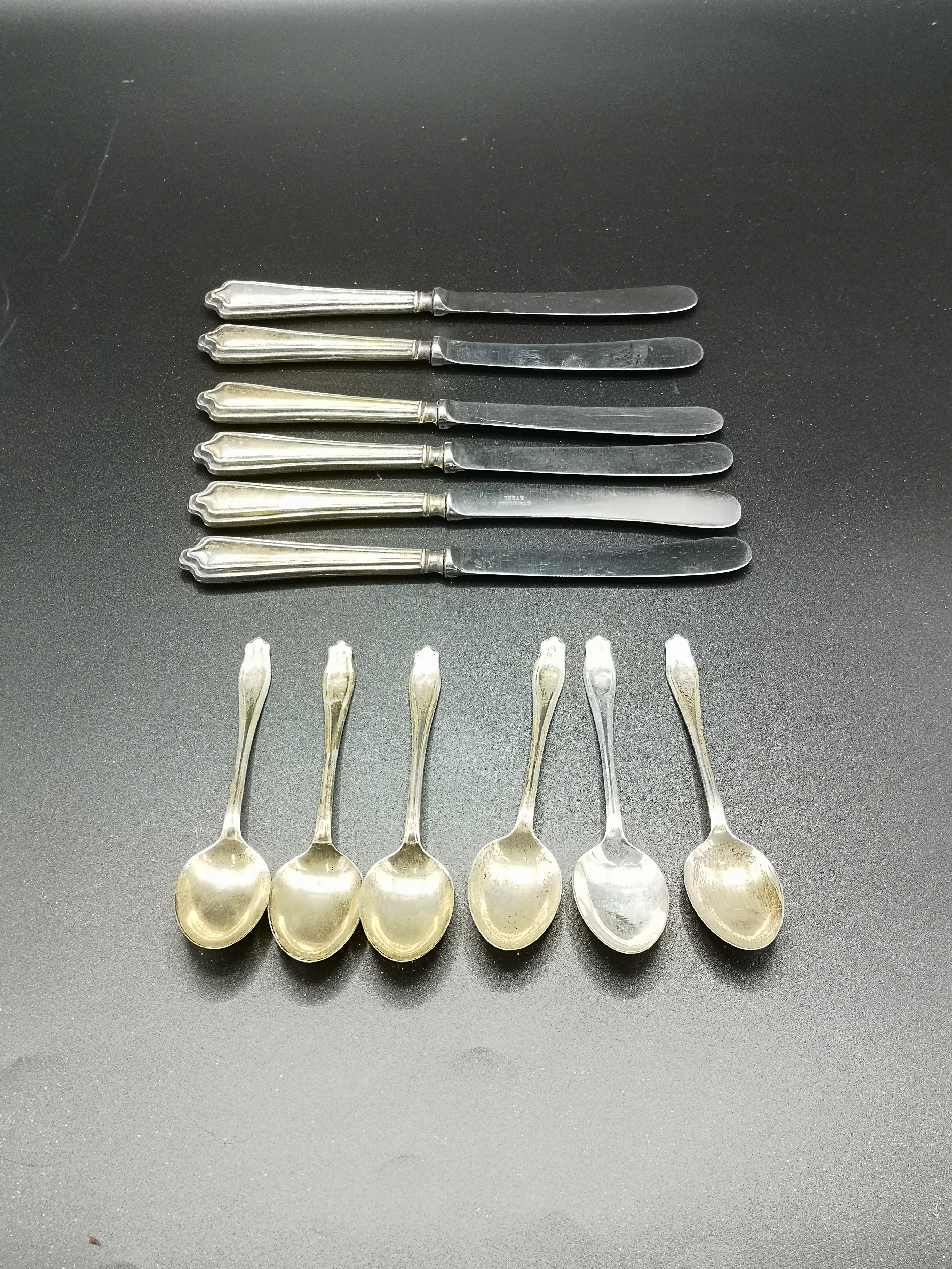 Six silver tea spoons together with six silver handled knives - Image 2 of 2