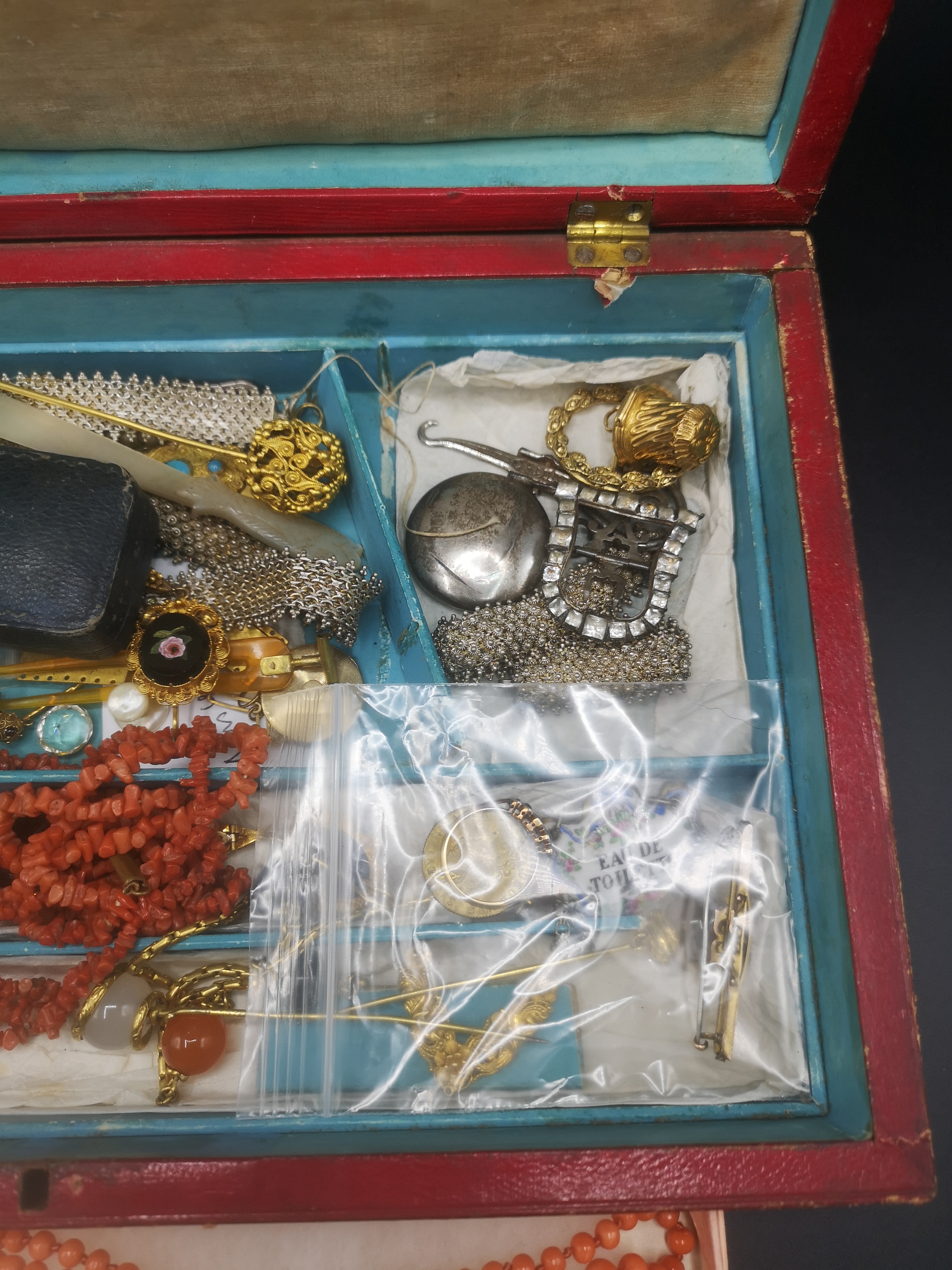 Jewellery box containing various gold and other jewellery - Image 3 of 5