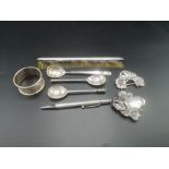 A quantity of silver items