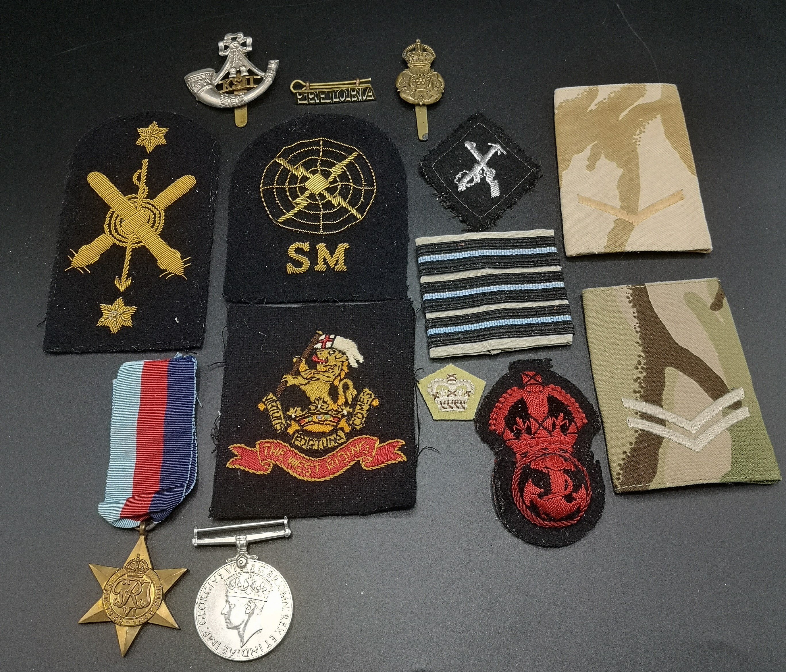 Two WWII medals together with a quantity of military patches and badges - Image 2 of 3