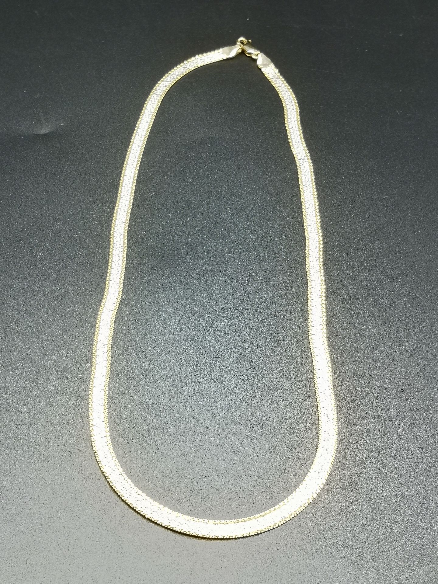 9ct white and yellow gold necklace - Image 4 of 5