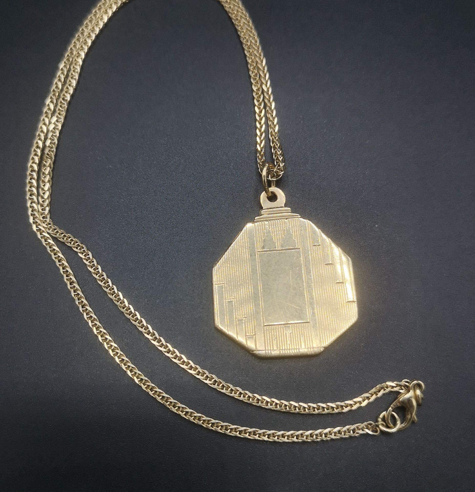 9ct gold necklace with 9ct gold pendant