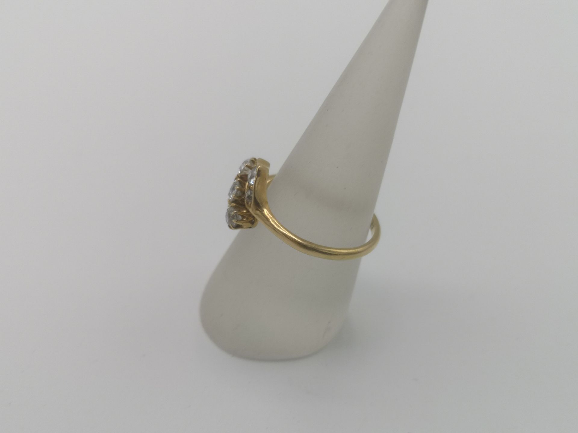 18ct gold ring set with seven diamonds - Image 4 of 6