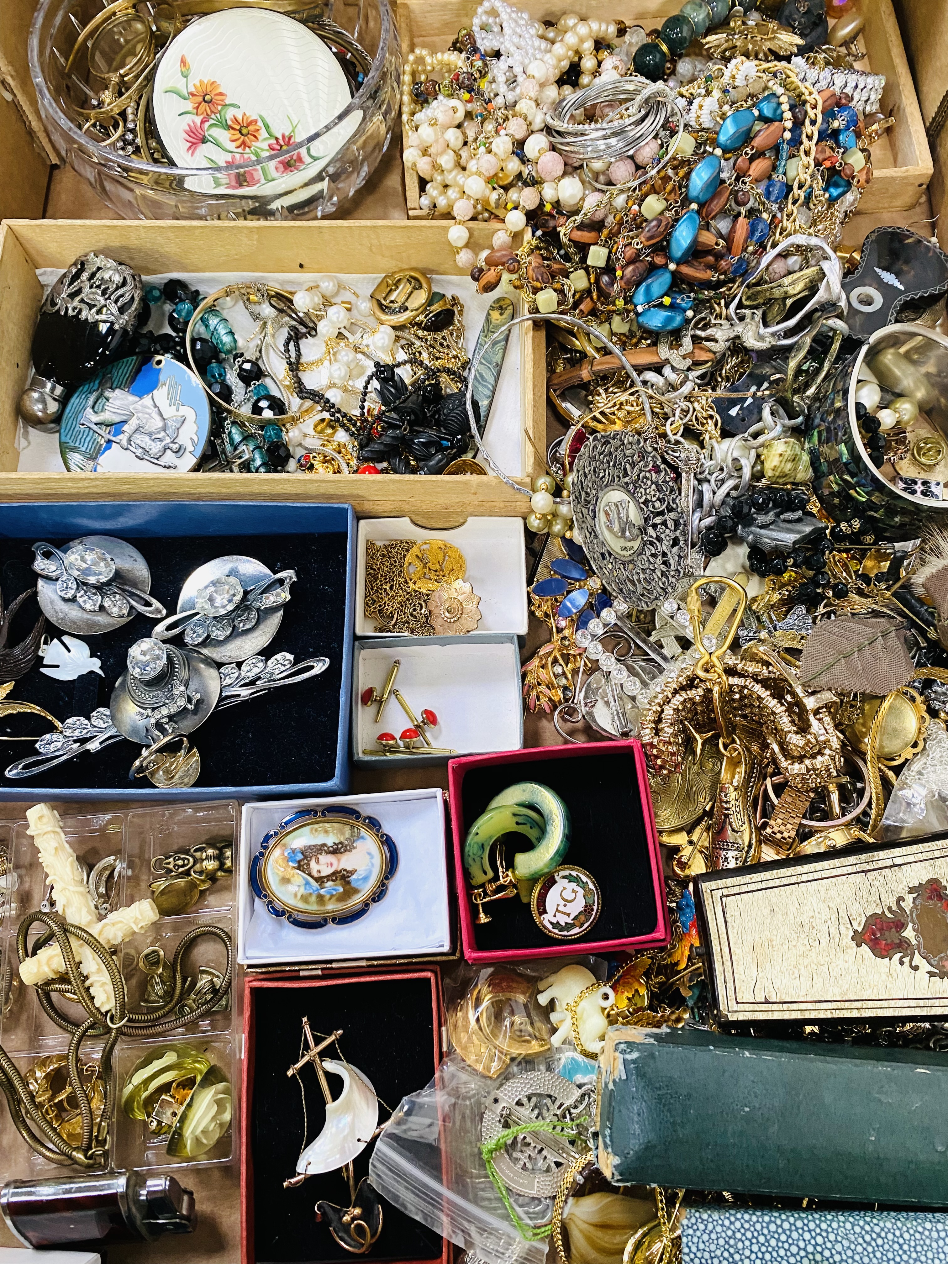 Quantity of costume jewellery - Image 4 of 4