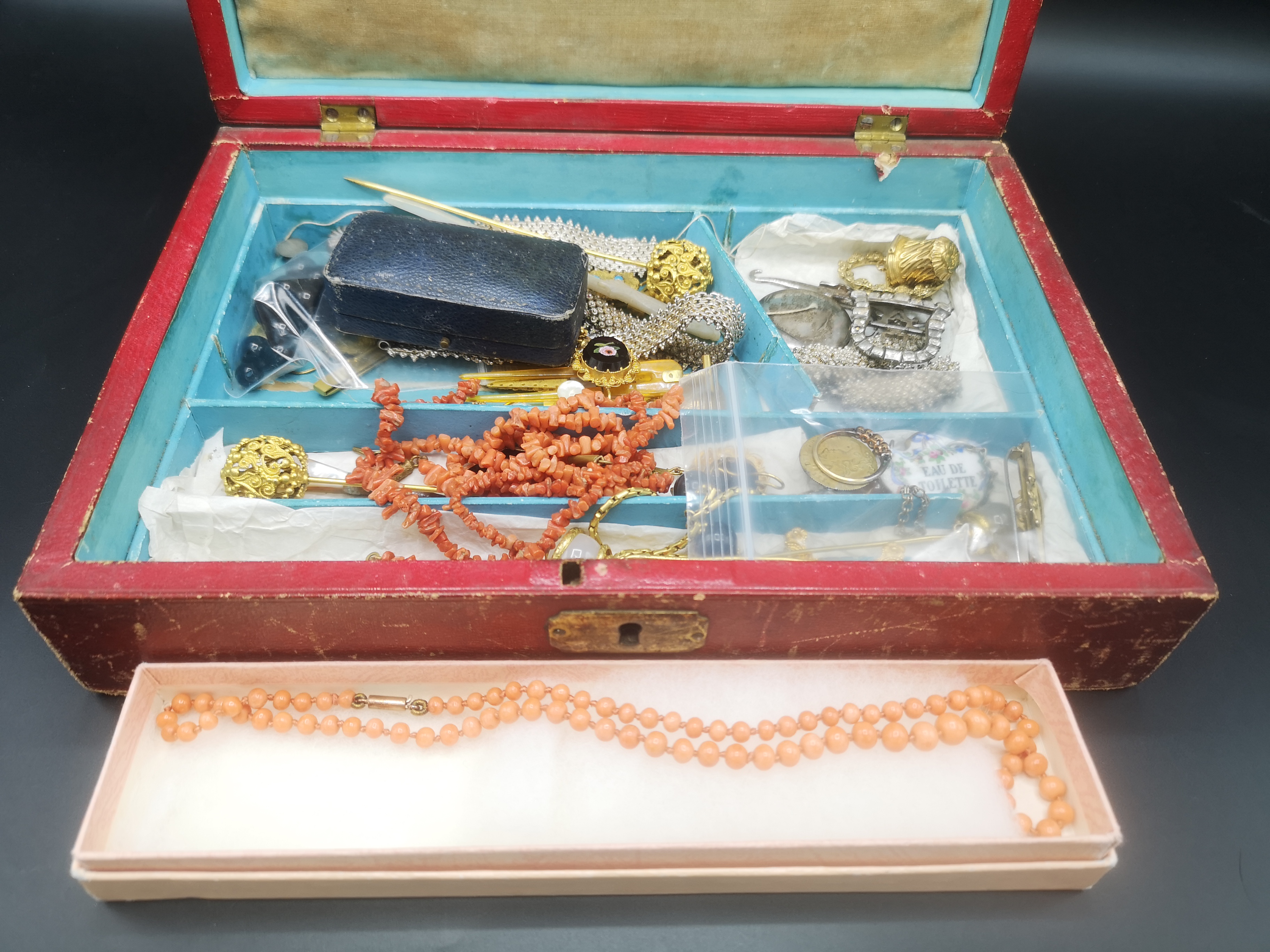 Jewellery box containing various gold and other jewellery - Image 5 of 5