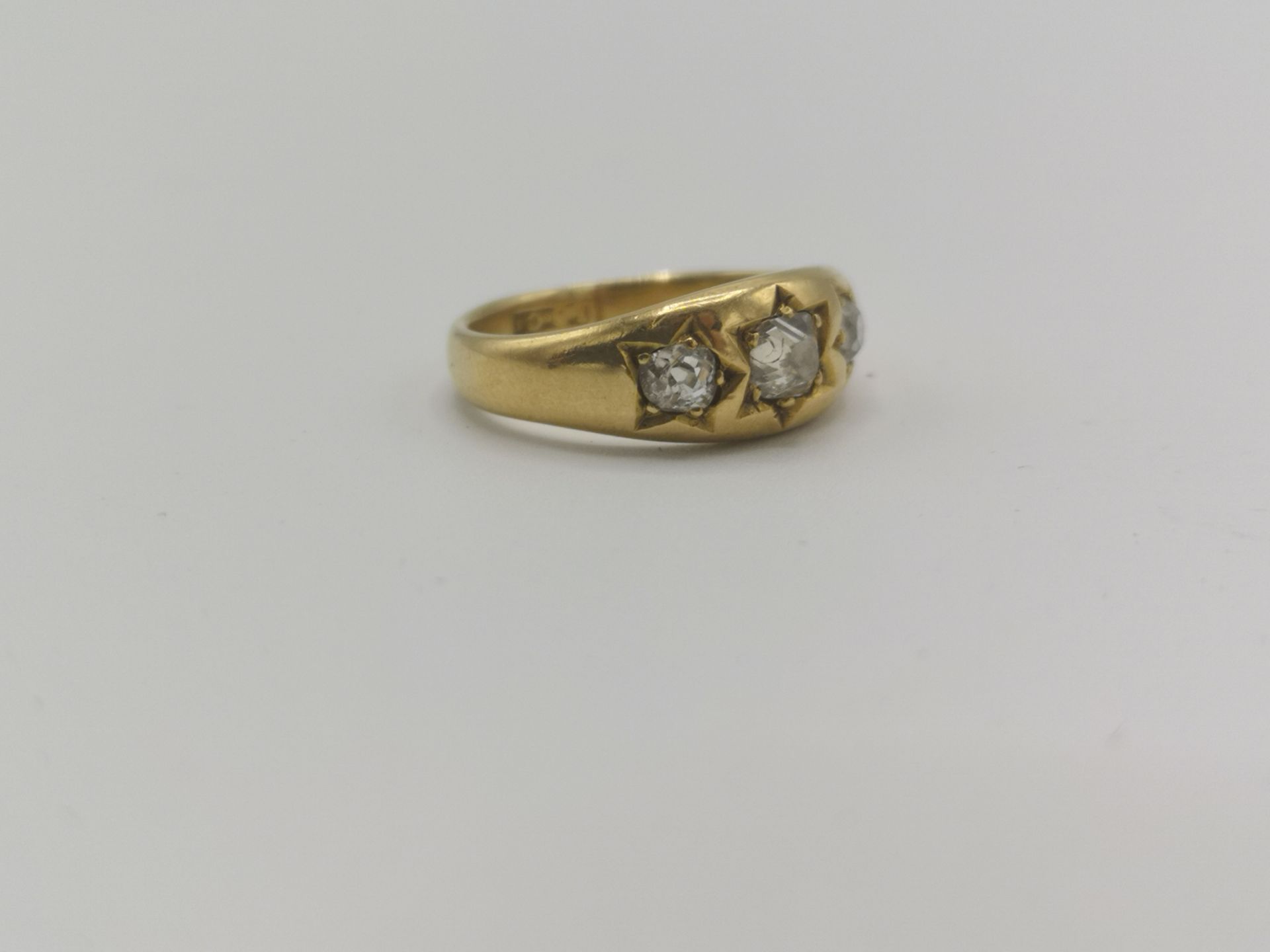 18ct gold ring set with three diamonds - Image 3 of 5