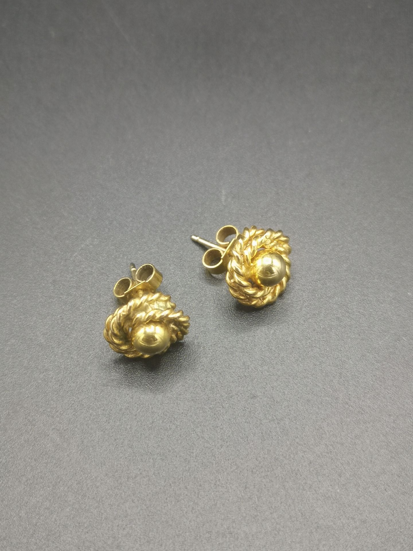 9ct gold pair or earrings - Image 2 of 3