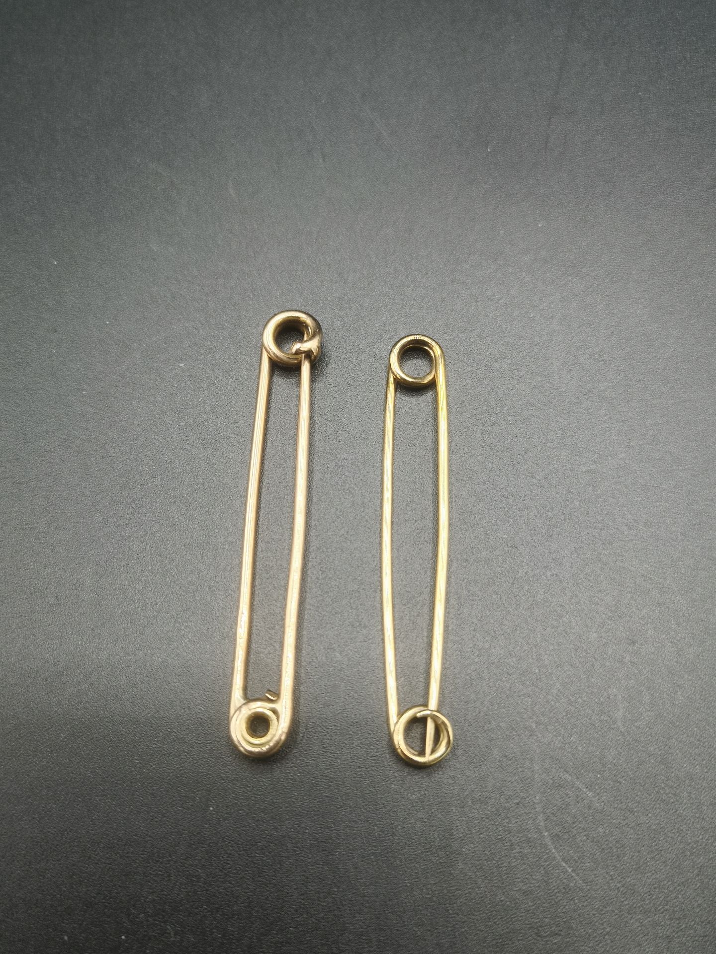 Pair of 9ct gold earrings together with a 9ct gold safety pin - Image 3 of 4