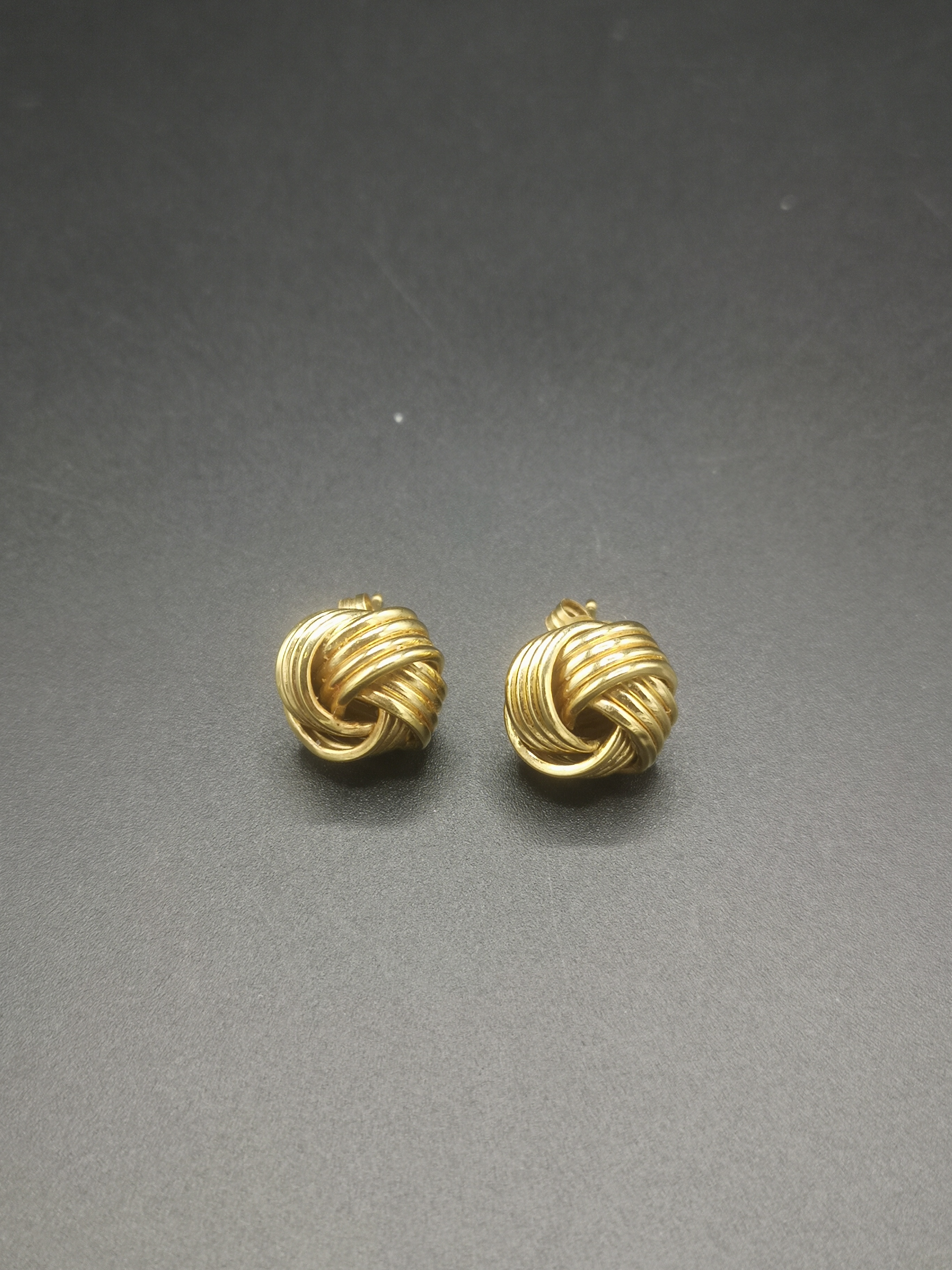 Pair of 18ct gold earrings - Image 4 of 4