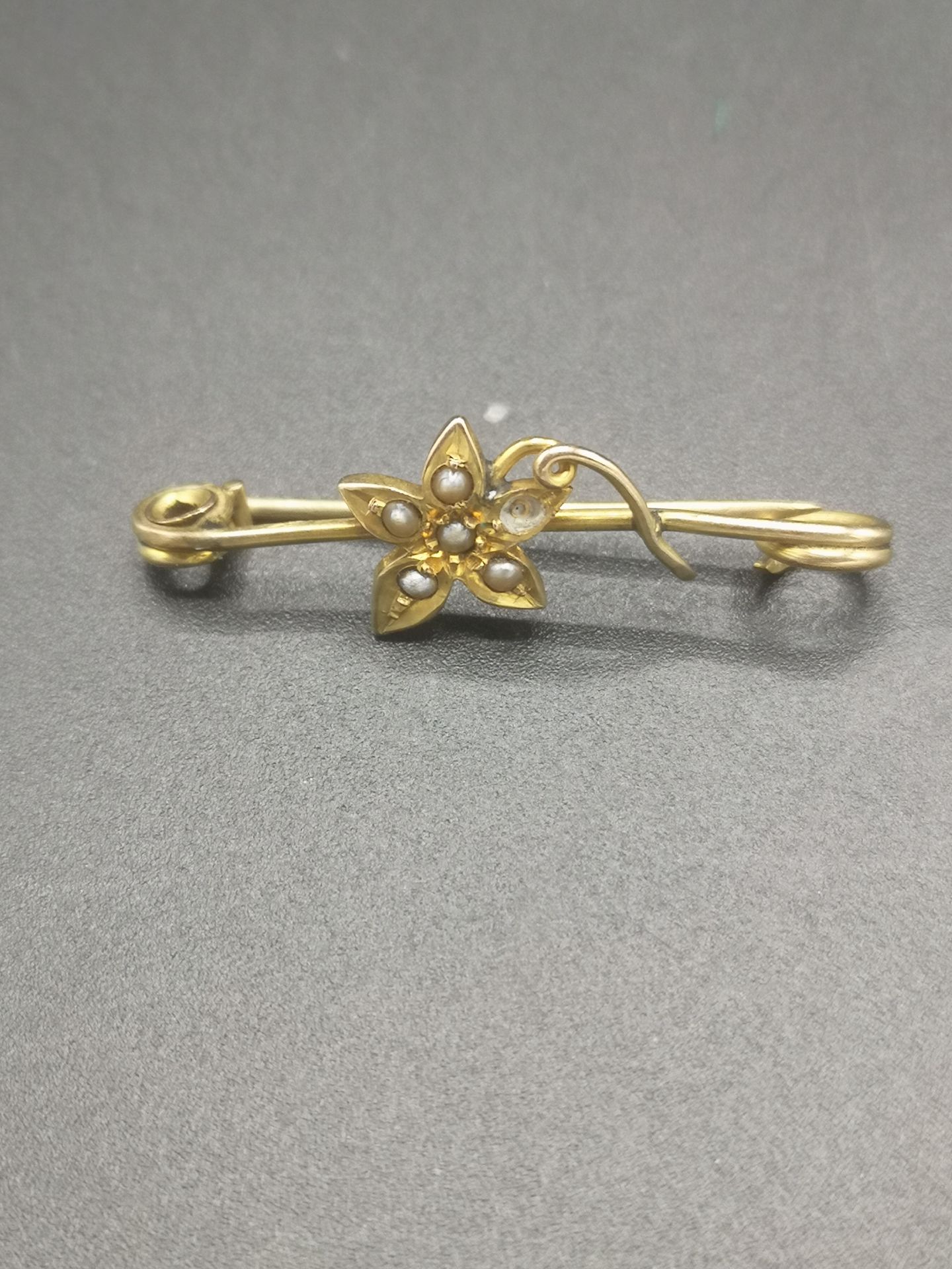 Collection of 9ct gold brooches and tie pins - Image 3 of 3