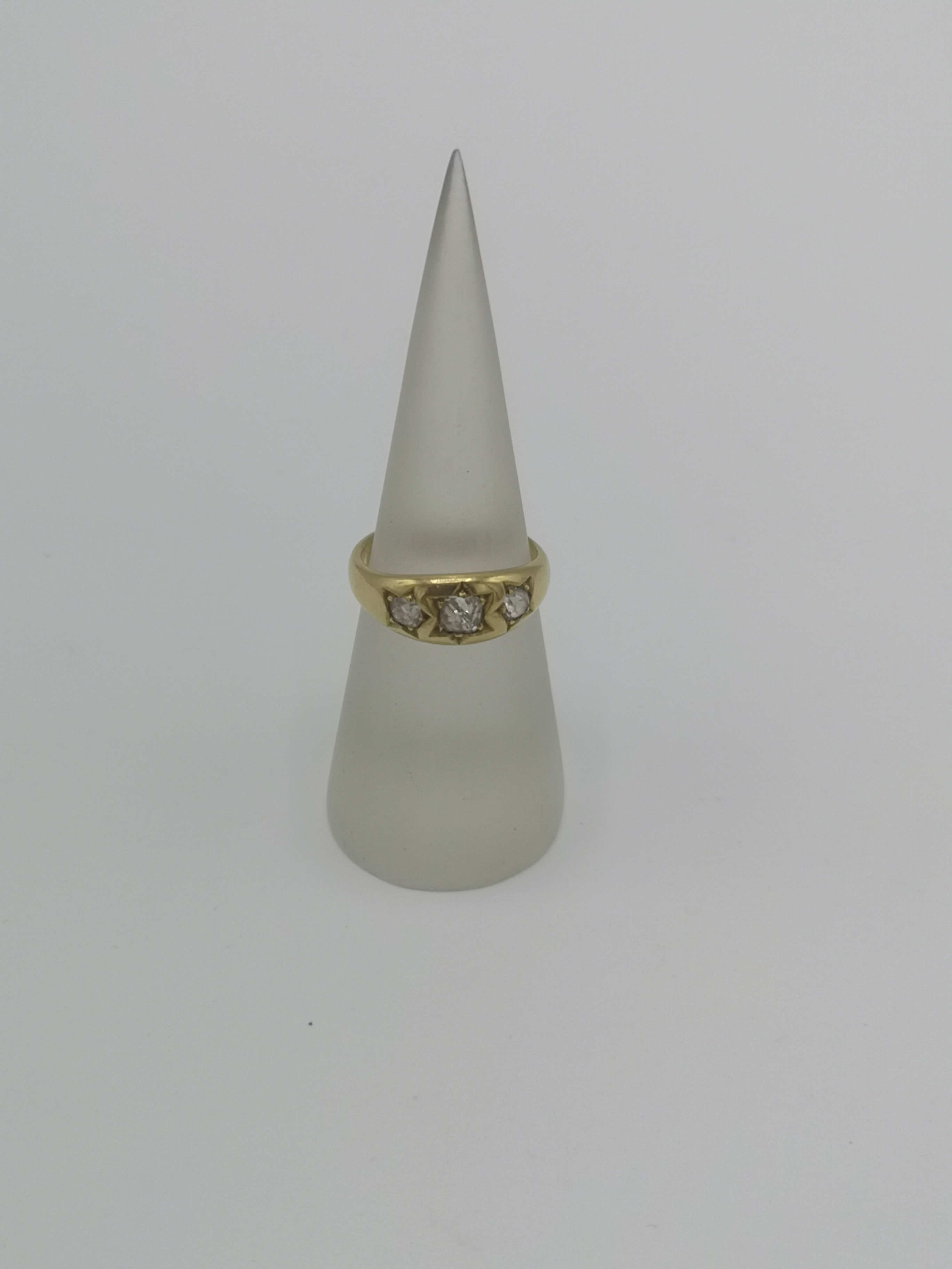 18ct gold ring set with three diamonds - Image 2 of 5