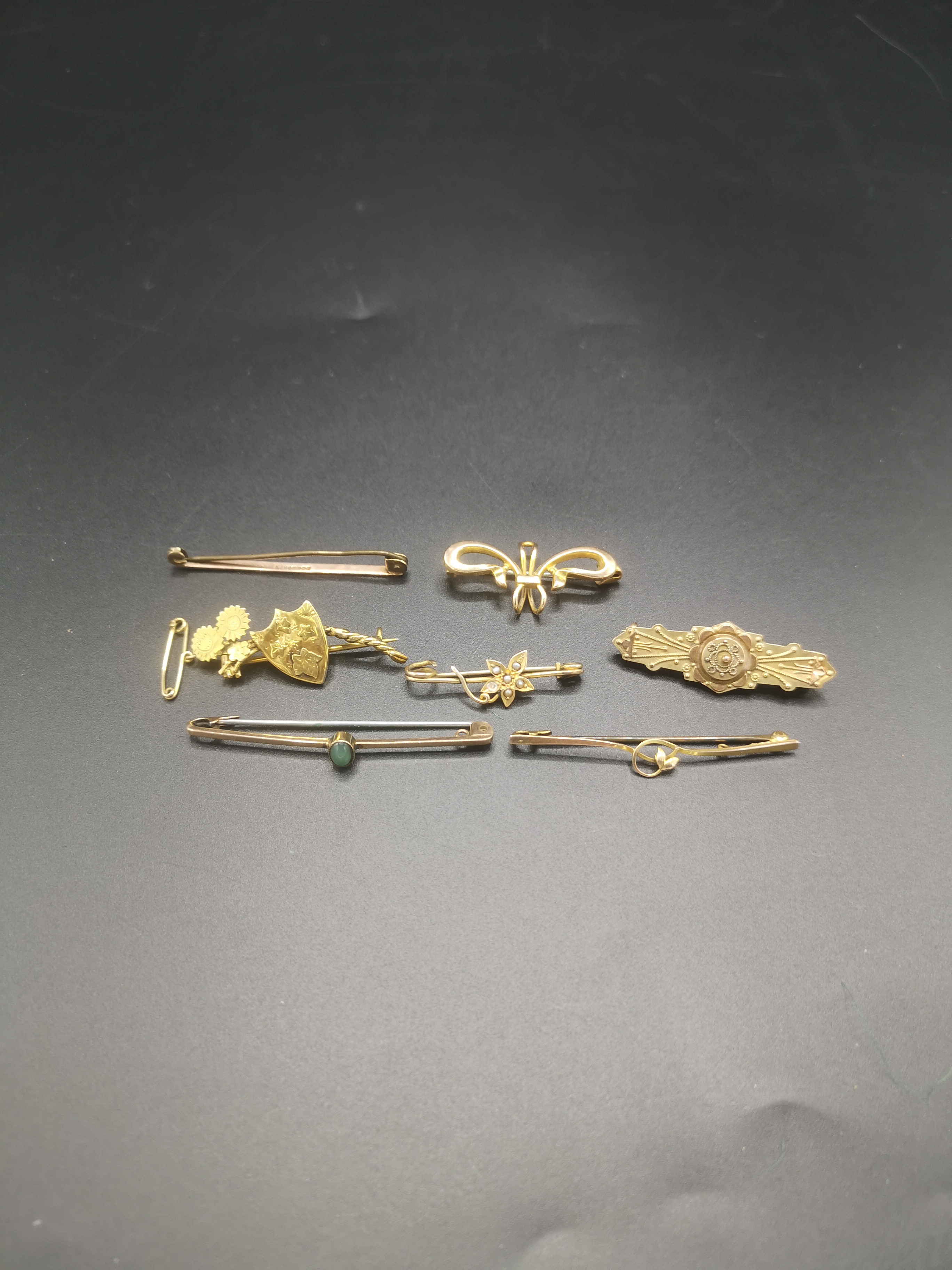 Collection of 9ct gold brooches and tie pins - Image 2 of 3