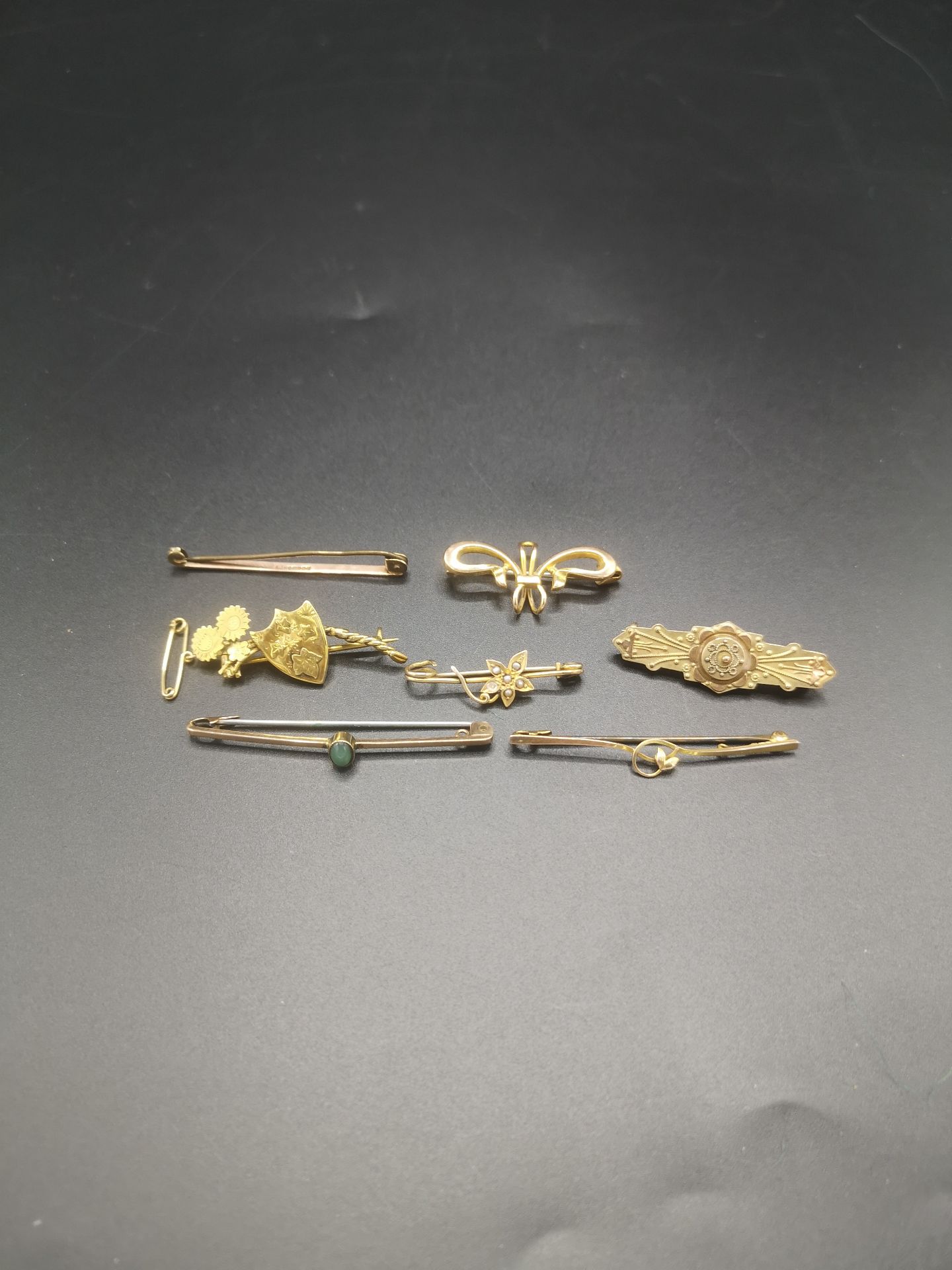 Collection of 9ct gold brooches and tie pins - Image 2 of 3