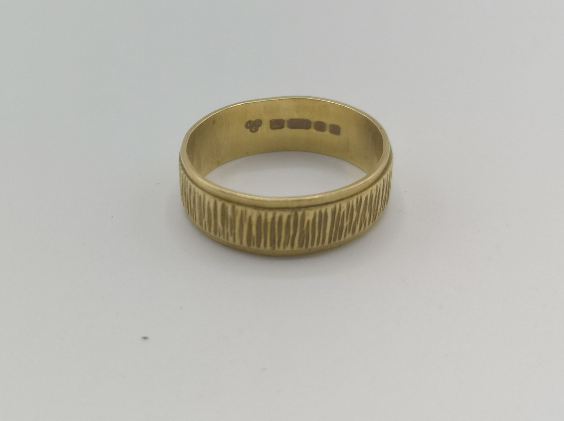 18ct gold band - Image 4 of 4