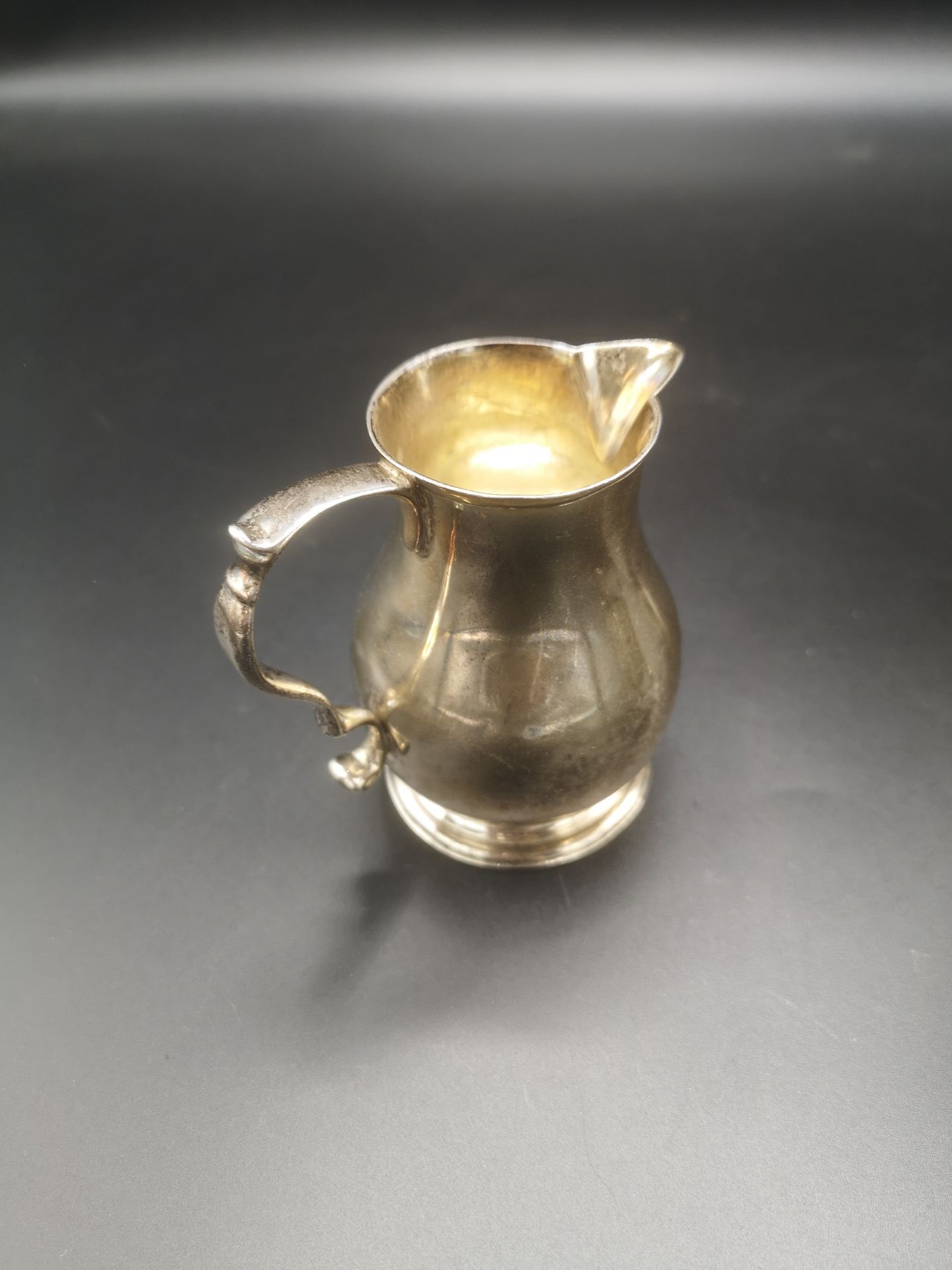Two Georgian silver jugs together with a Victorian silver jug - Image 2 of 7
