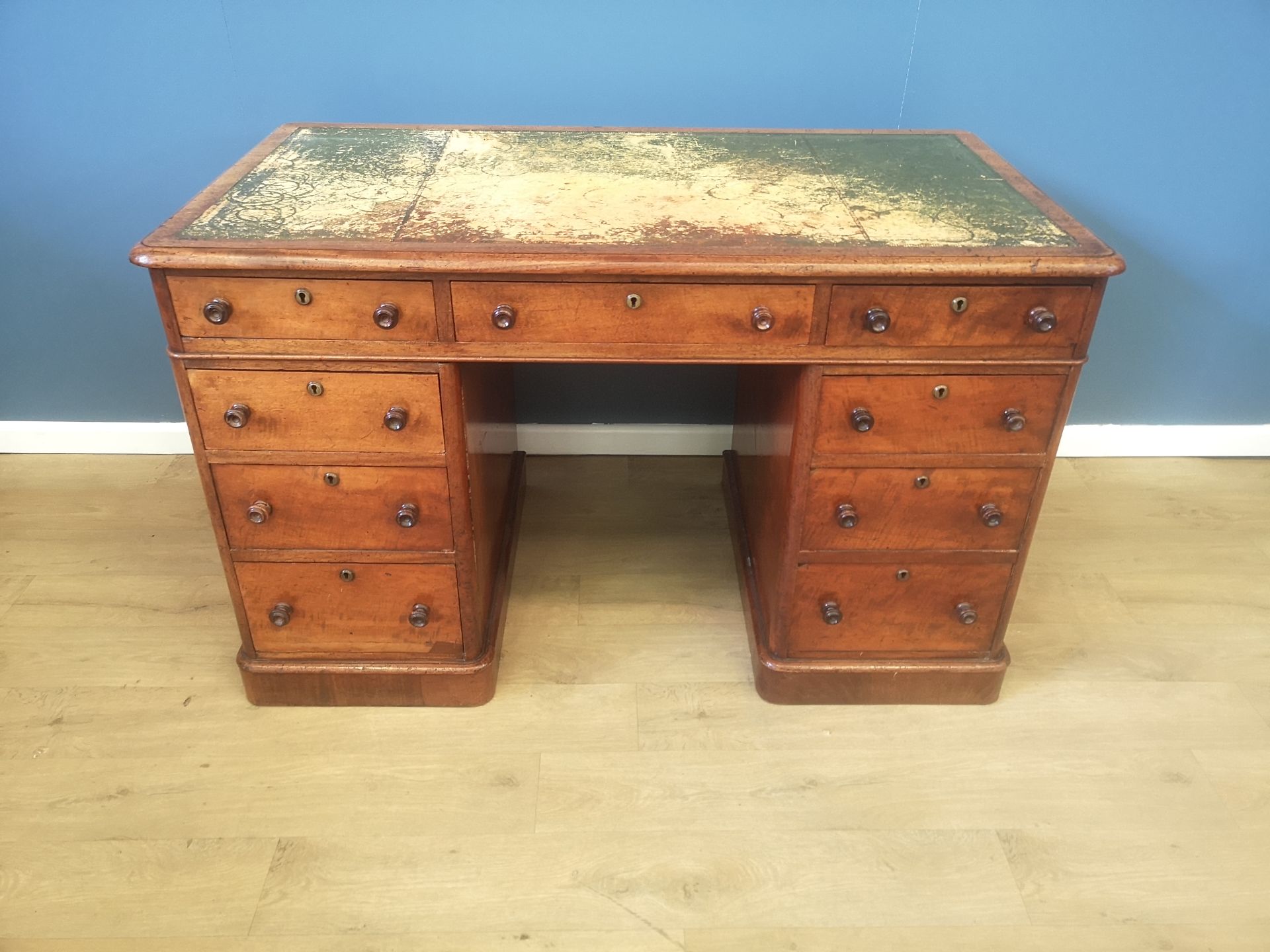 Mahogany pedestal desk - Image 3 of 6