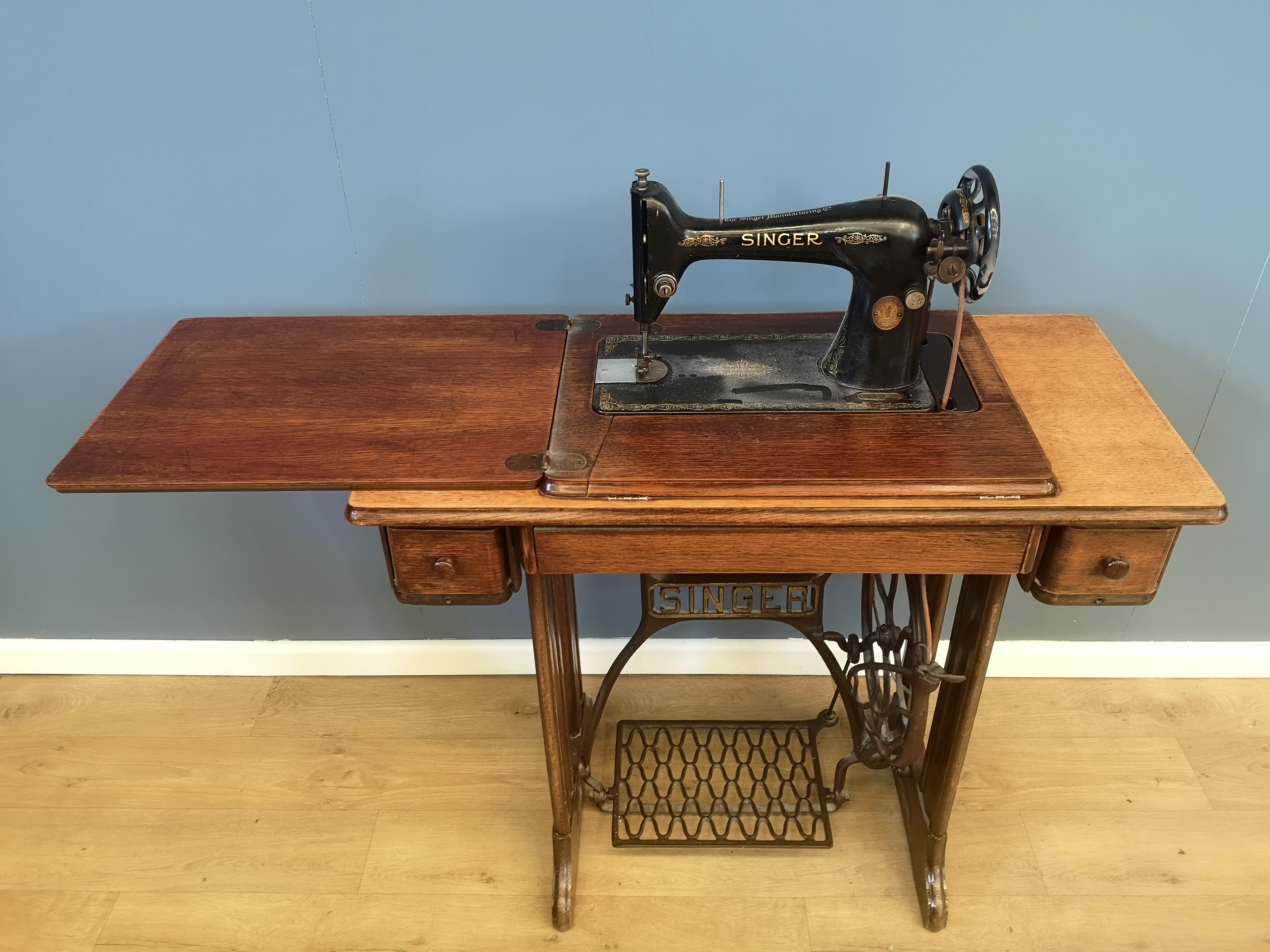 Singer sewing machine set in an oak treadle table - Image 6 of 7