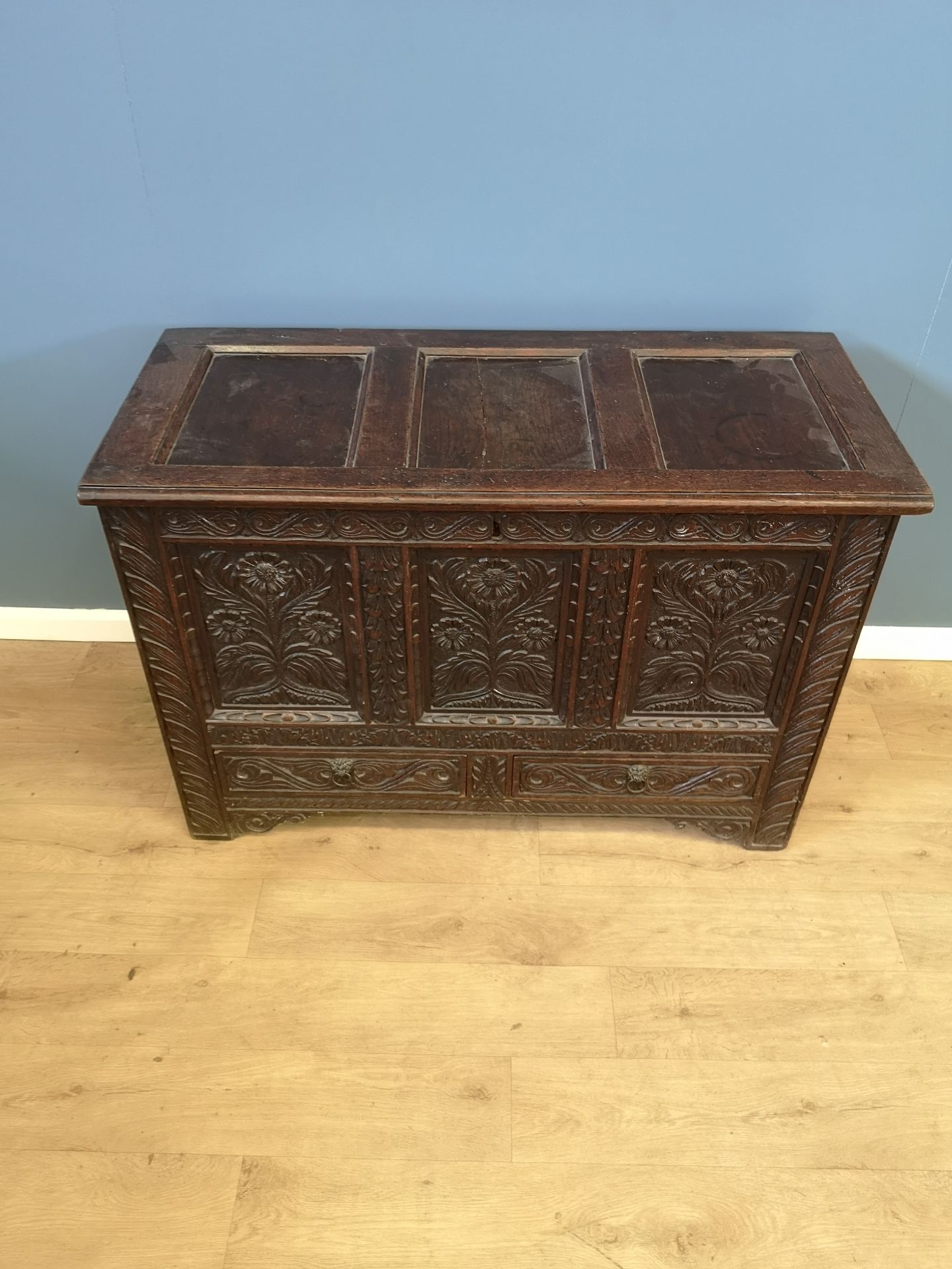 Oak chest with carved flowers to front - Image 2 of 5