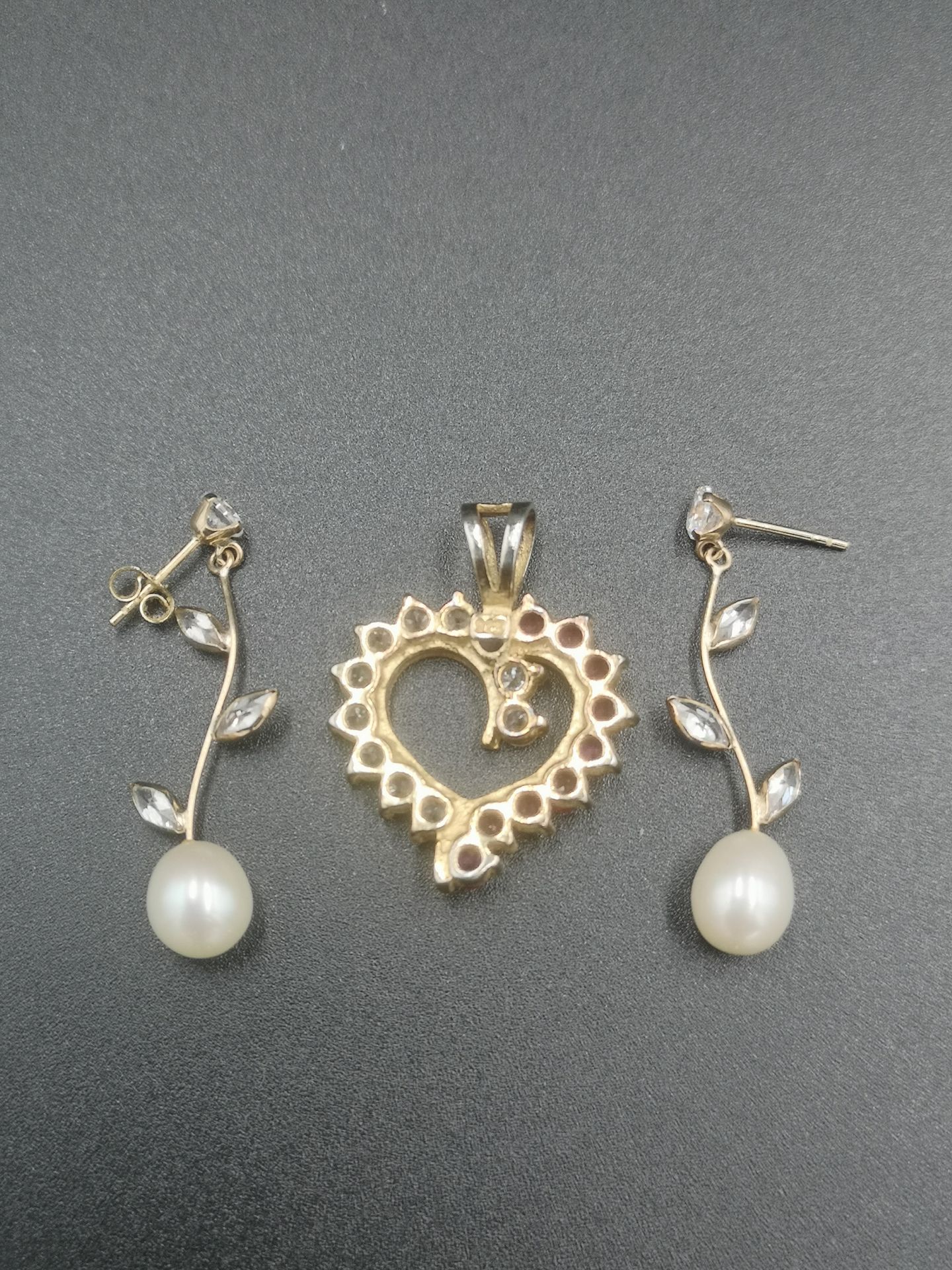 Pair of 9ct gold earrings together with a silver pendant - Image 3 of 4
