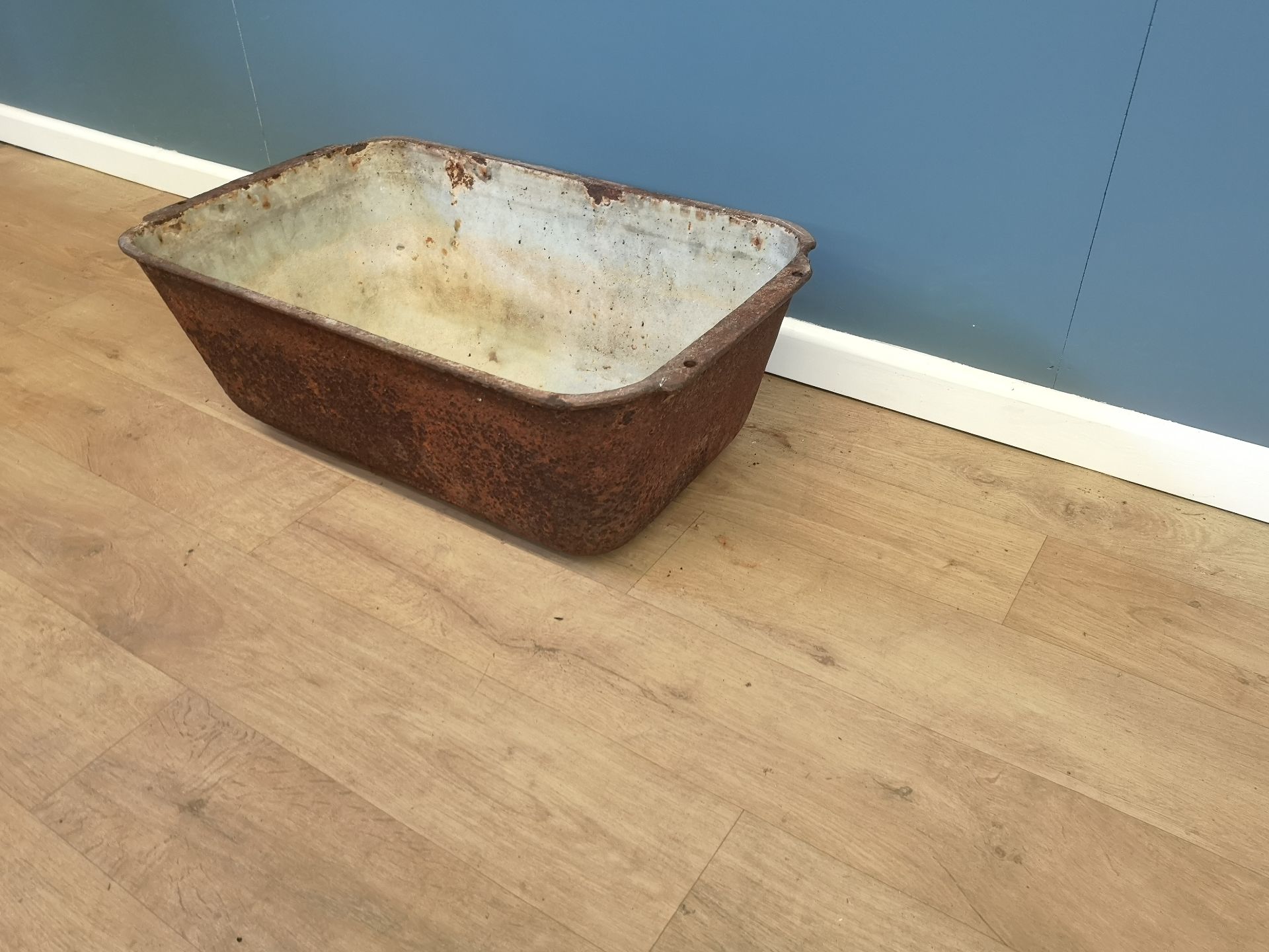 Cast iron sink - Image 3 of 5