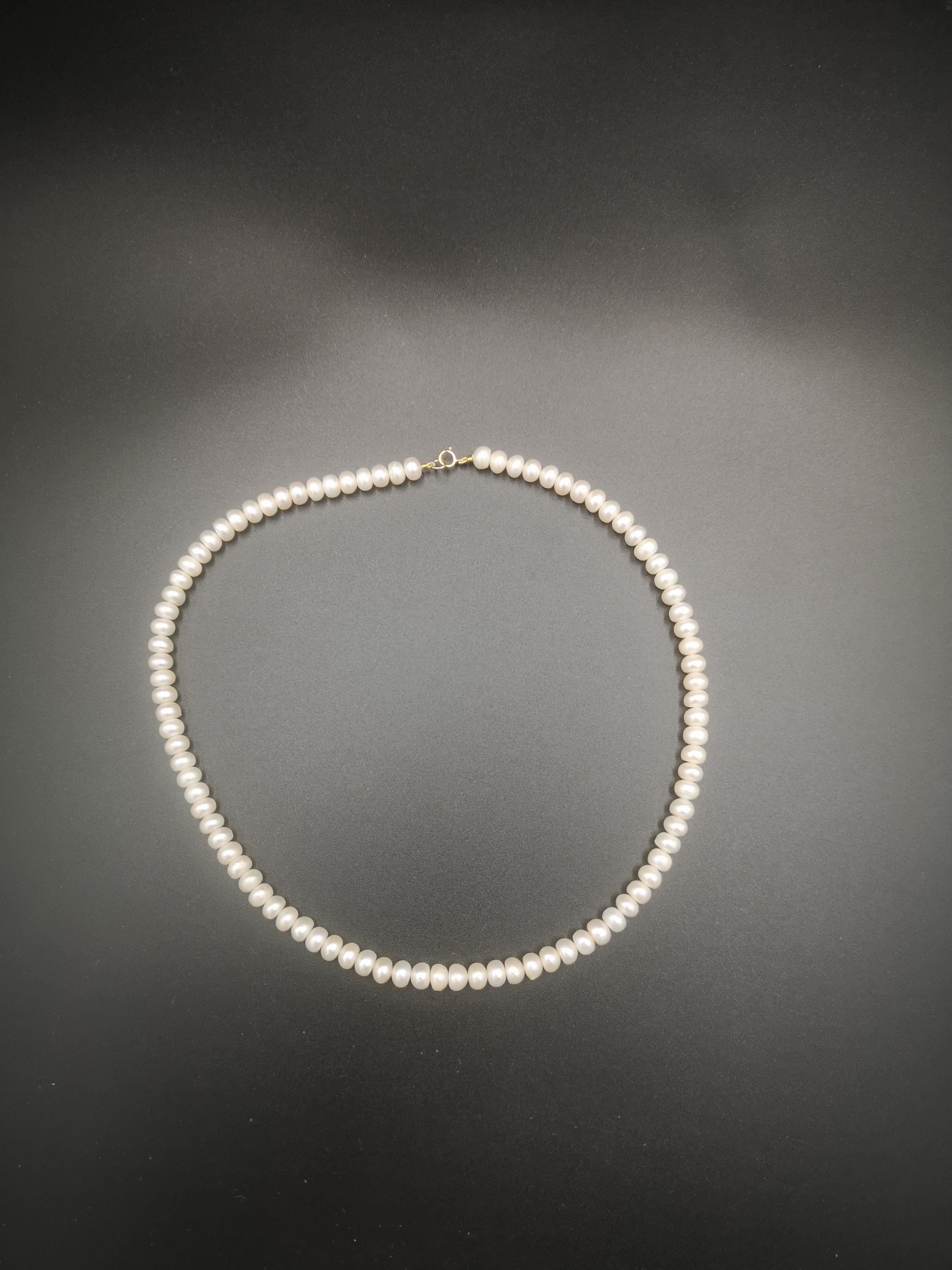 Pearl necklace with 9ct gold clasp - Image 2 of 3