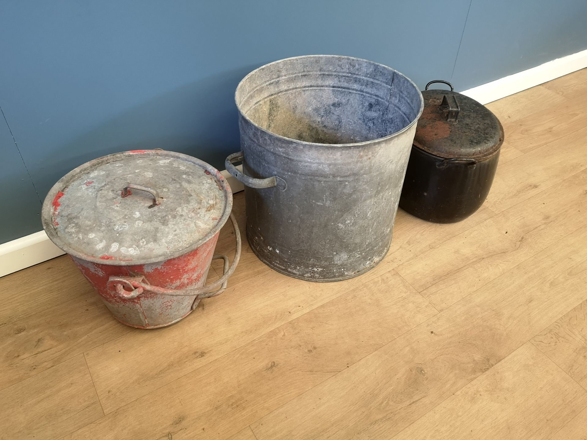 Galvanised pail and fire bucket; together with a cooking pot - Bild 3 aus 4