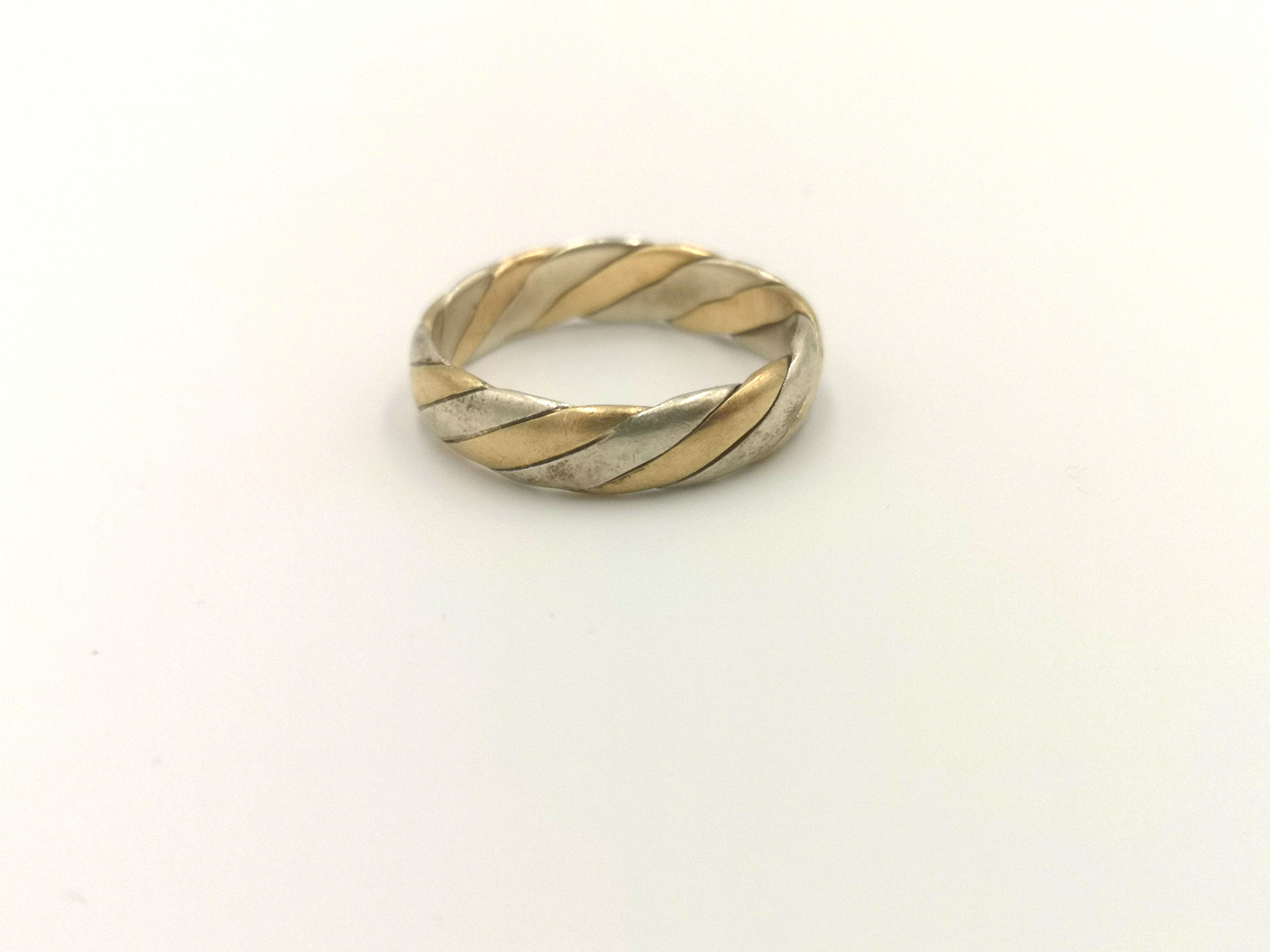 9ct gold ring - Image 2 of 4