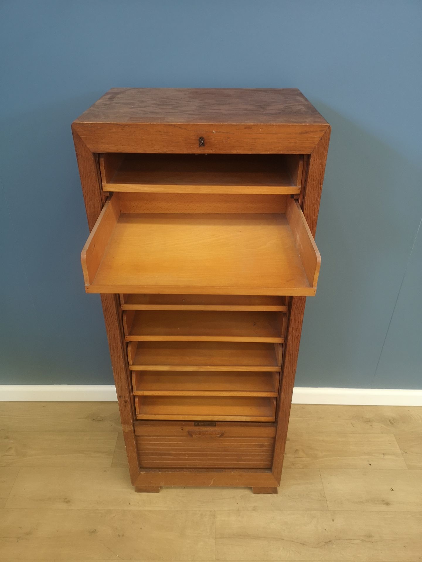 Oak tambour fronted chest of drawers - Bild 5 aus 5