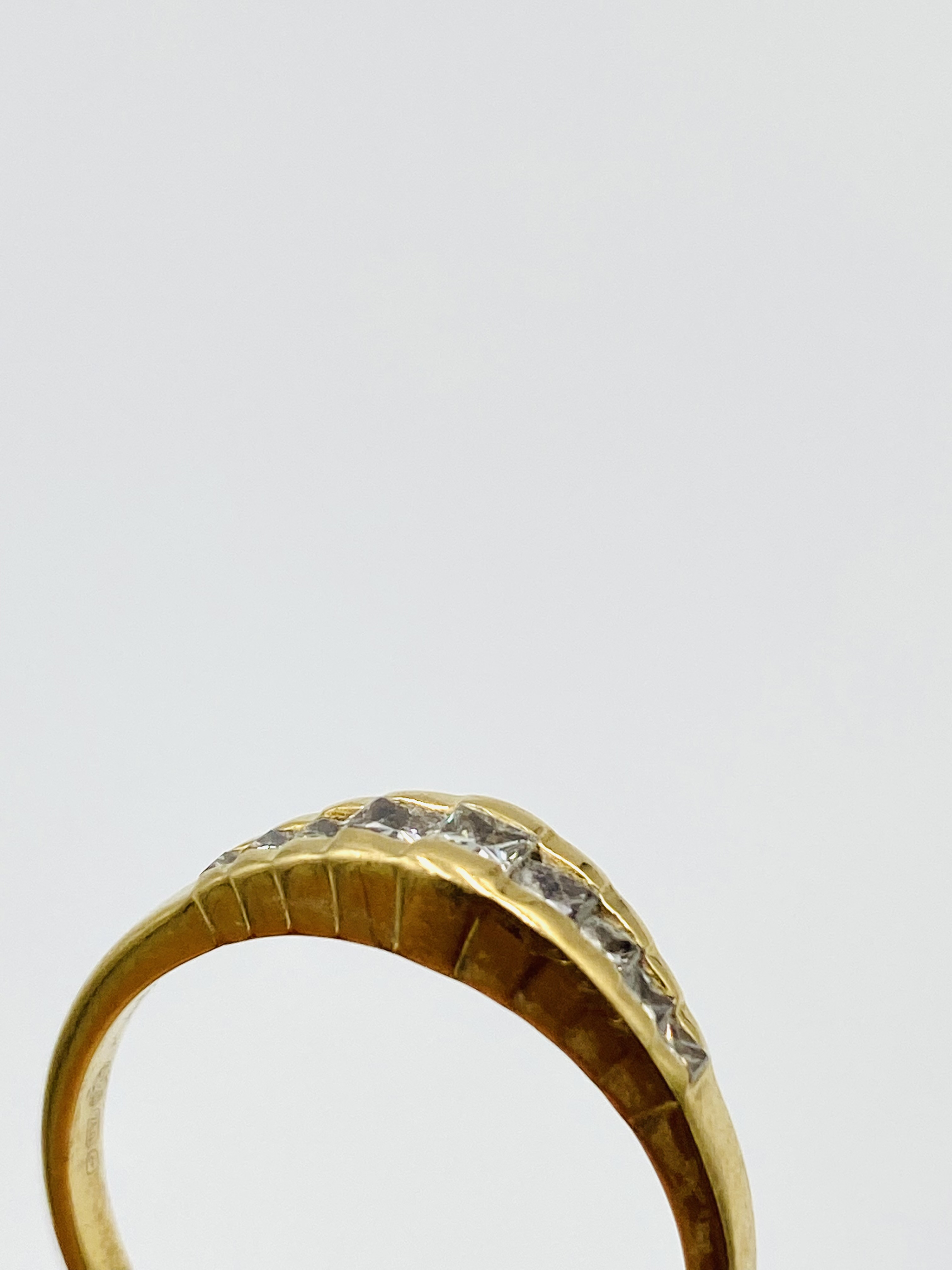 19ct gold ring set with 9 diamonds - Image 3 of 5