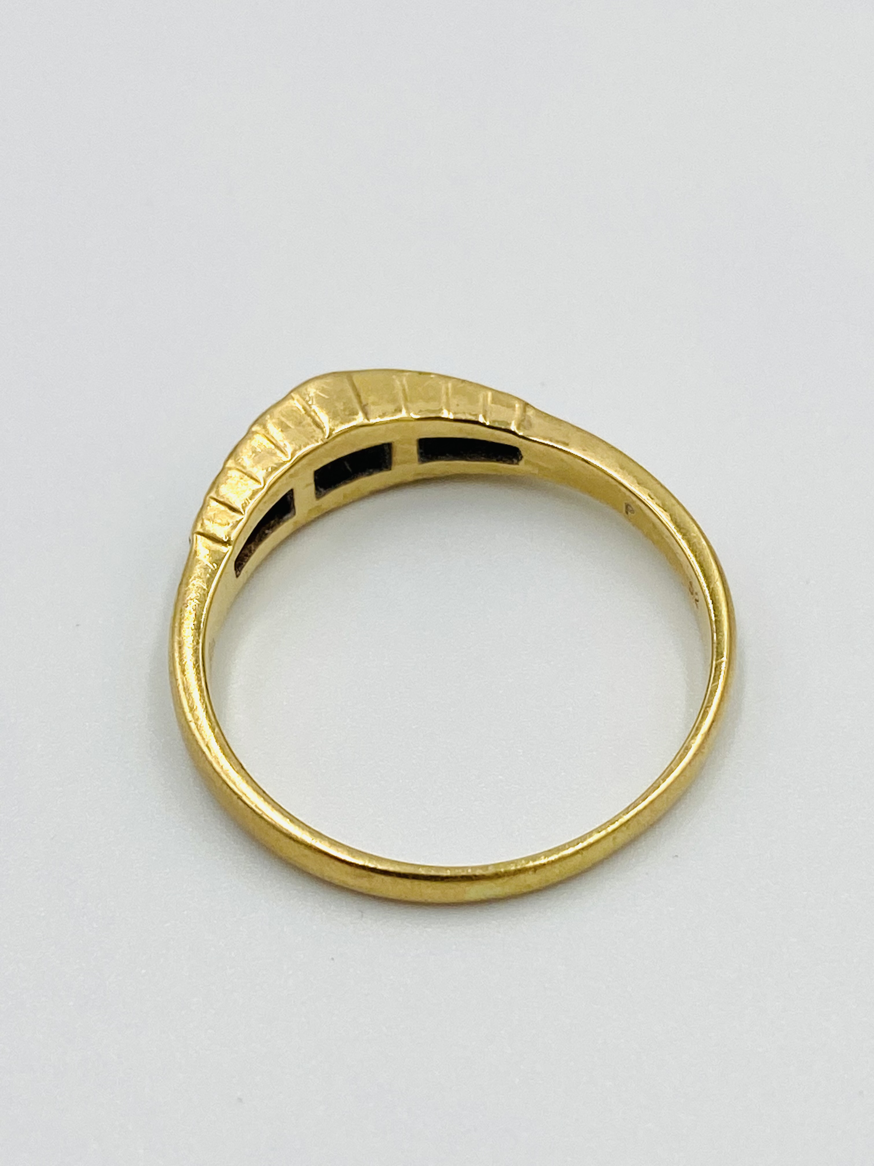 19ct gold ring set with 9 diamonds - Image 4 of 5