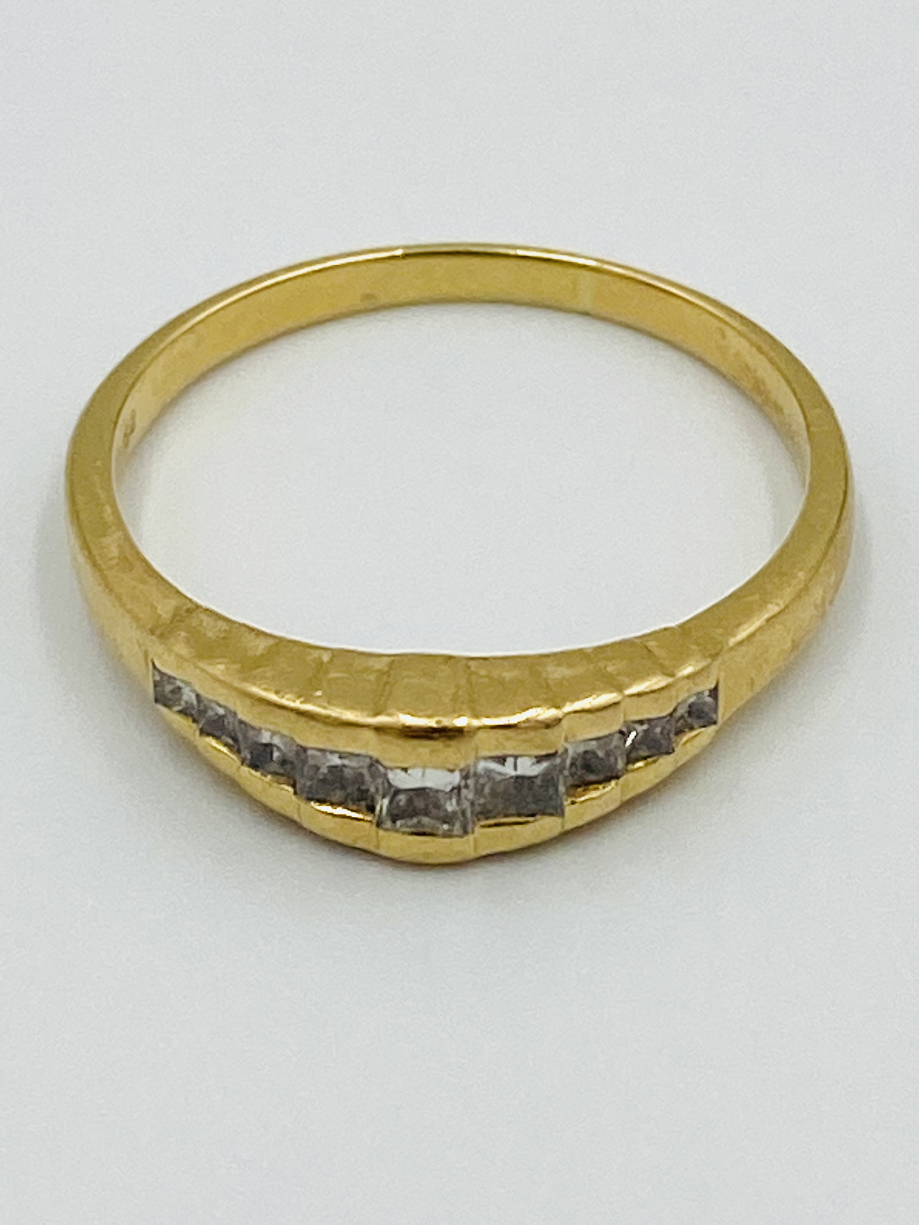 19ct gold ring set with 9 diamonds - Image 2 of 5