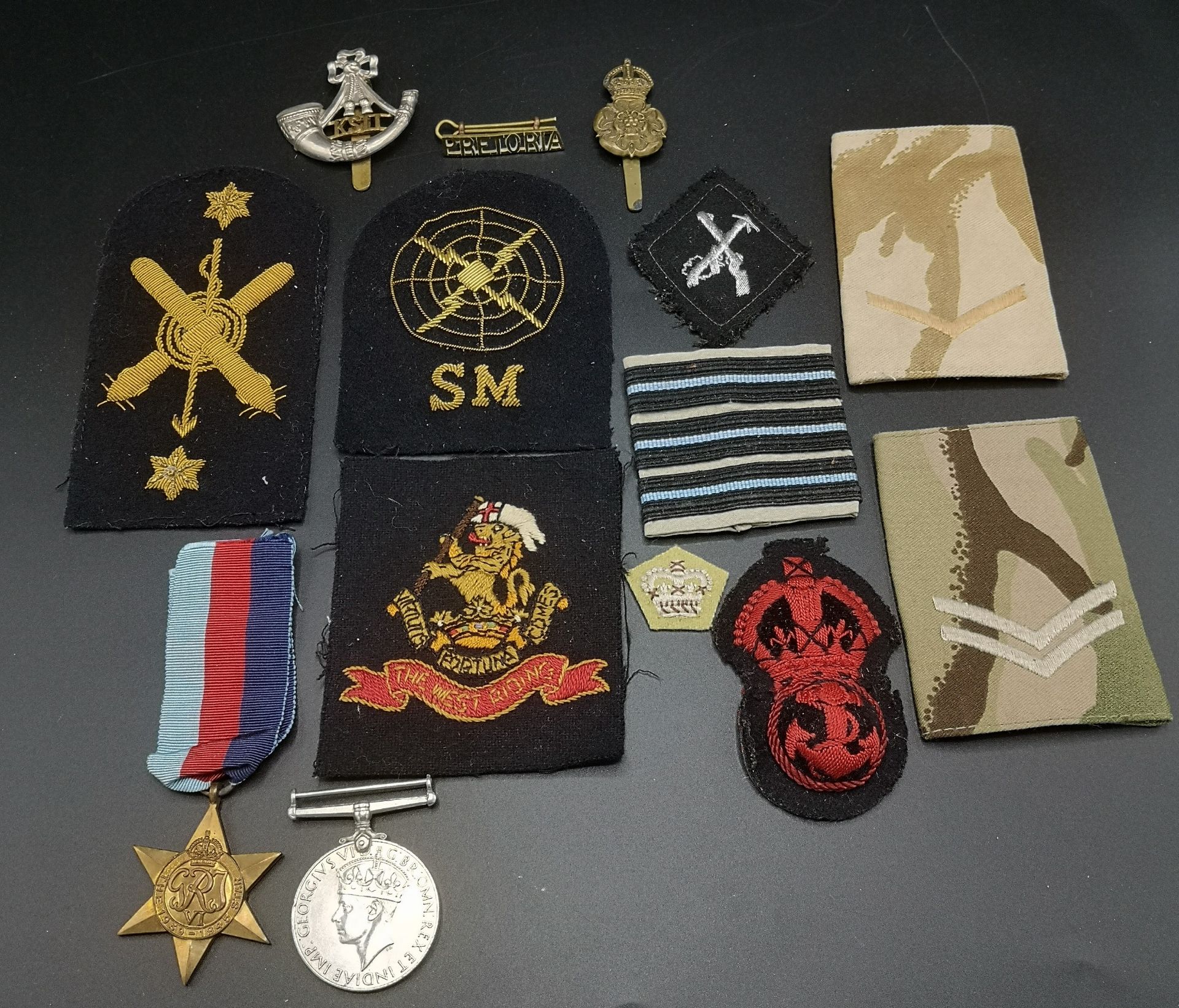 Two WWII medals together with a quantity of military patches and badges - Image 3 of 3