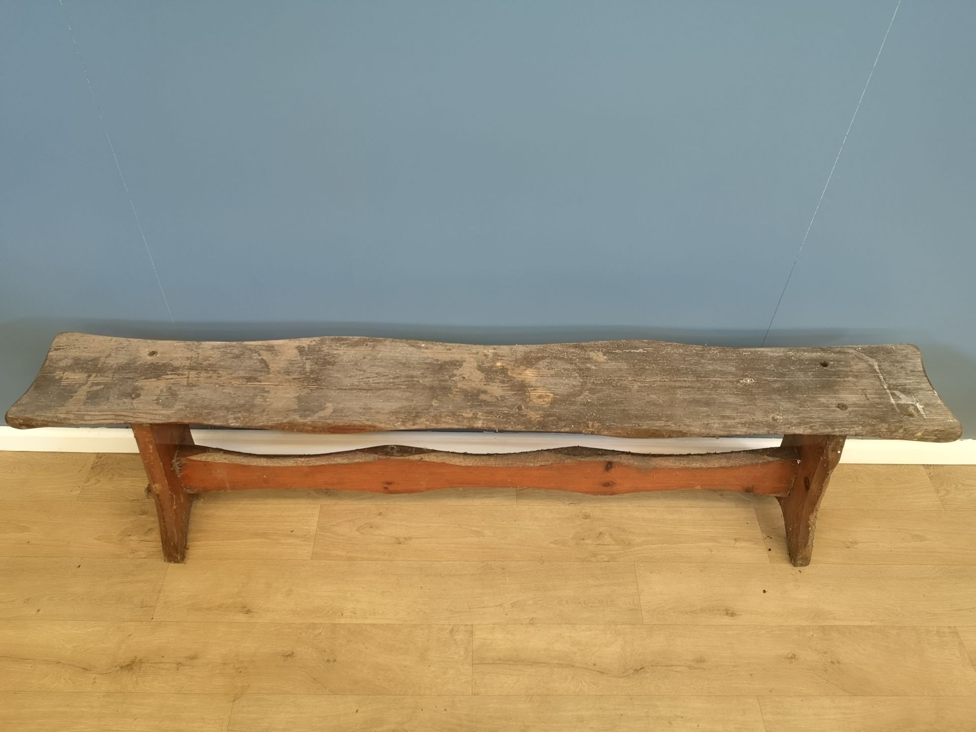 Two pine serpentine edged benches - Image 6 of 6