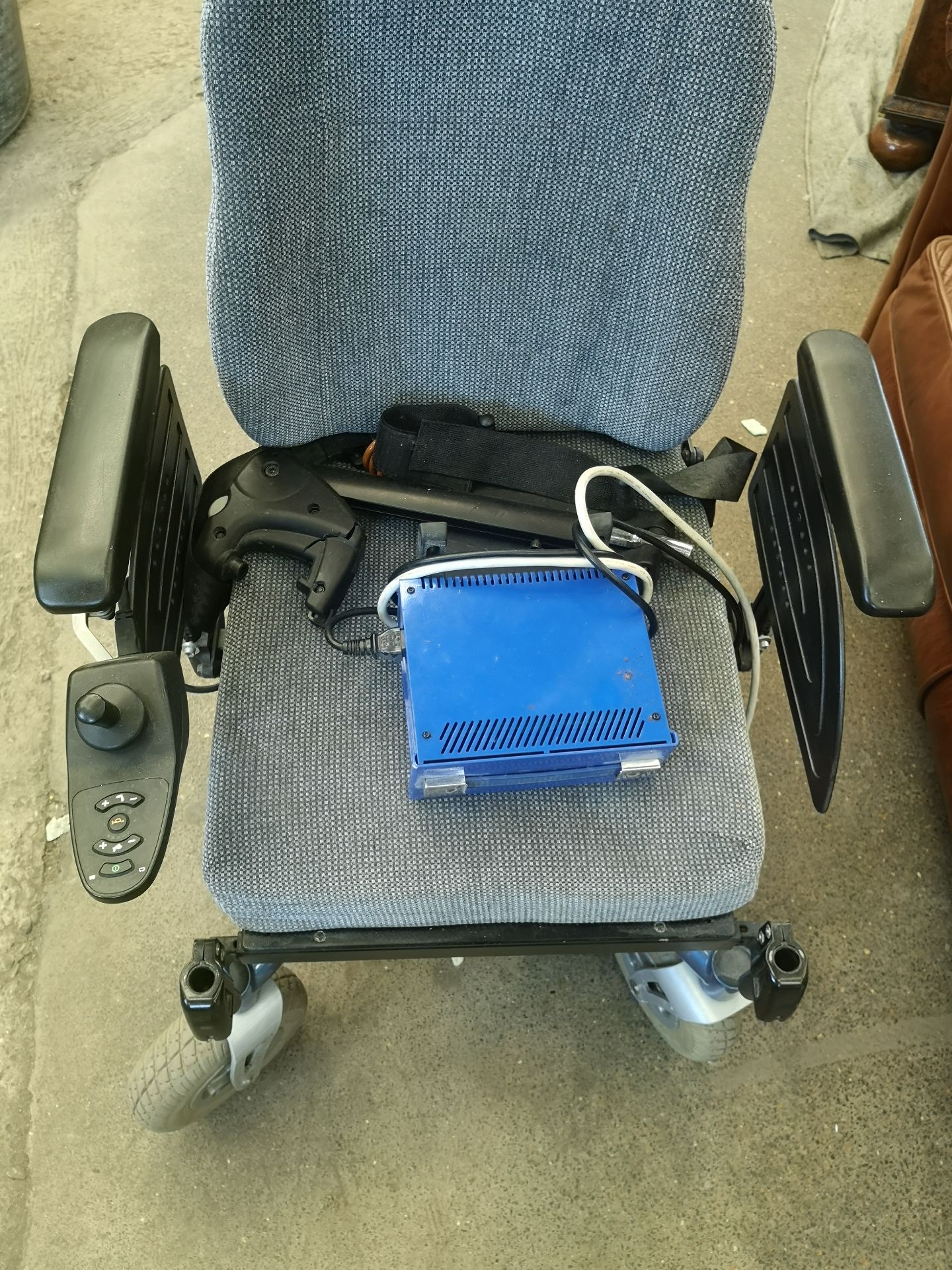 Electric mobility chair - Image 2 of 4