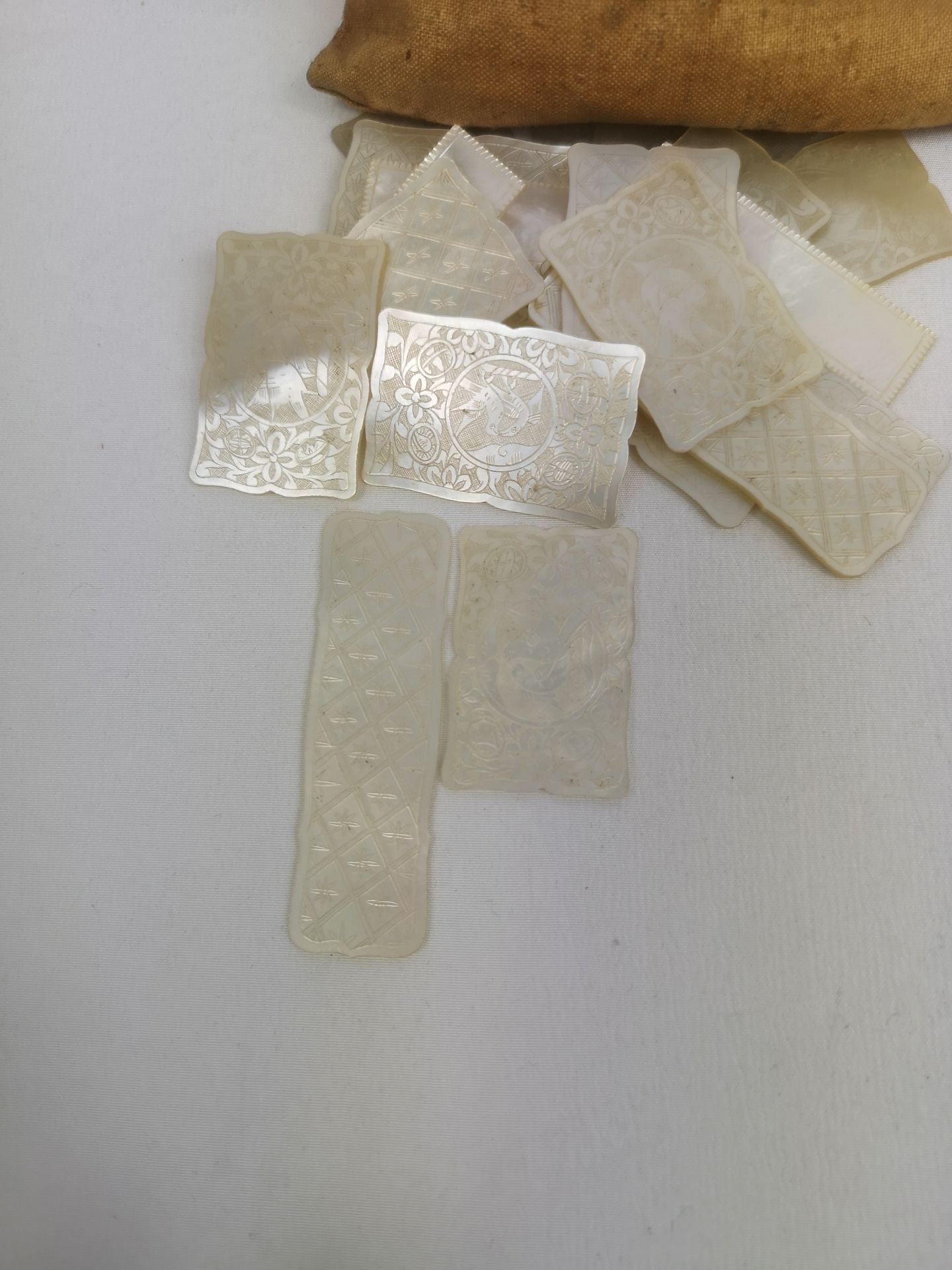 Quantity of mother of pearl gaming tokens - Image 5 of 5