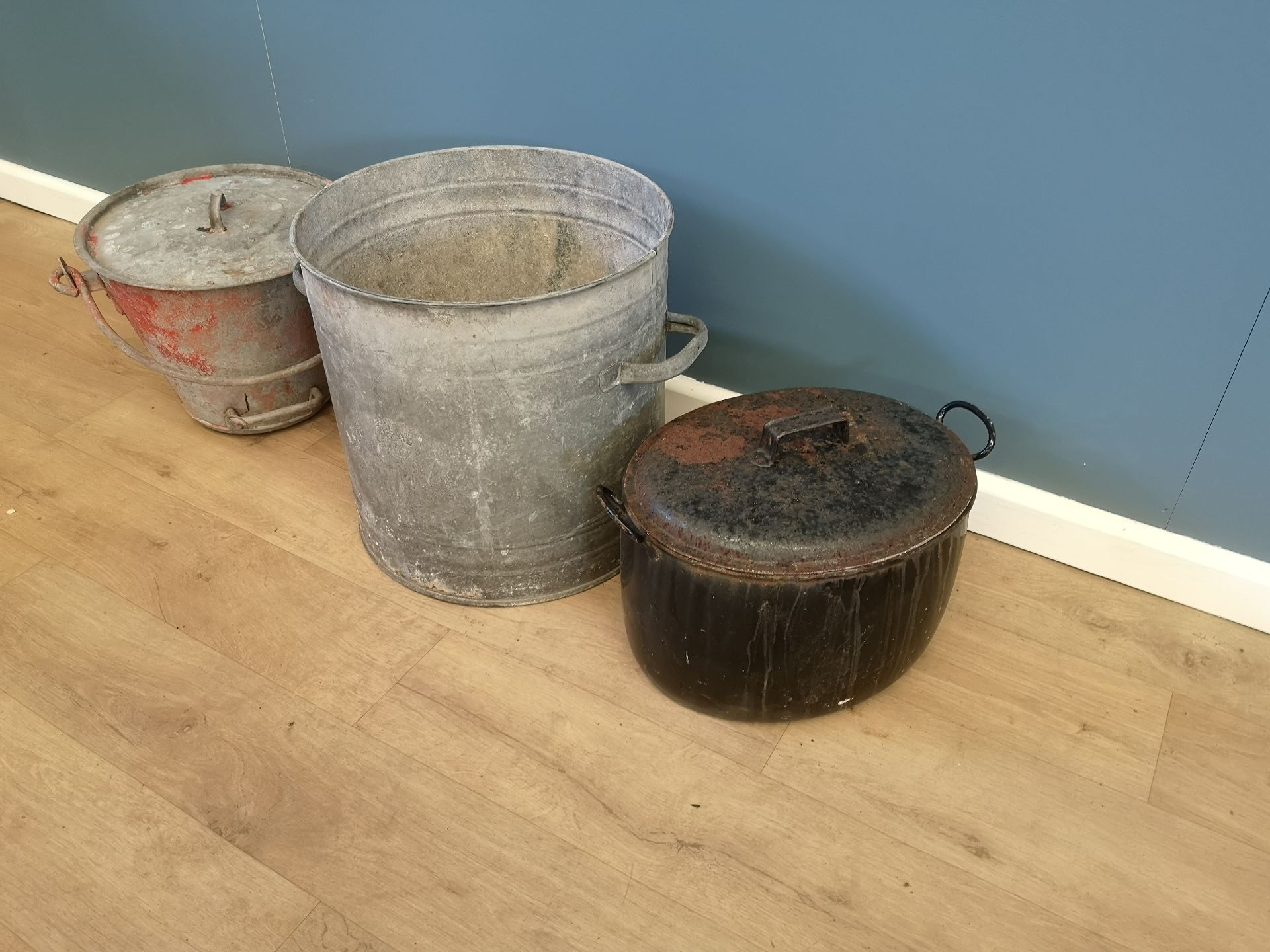 Galvanised pail and fire bucket; together with a cooking pot - Bild 2 aus 4