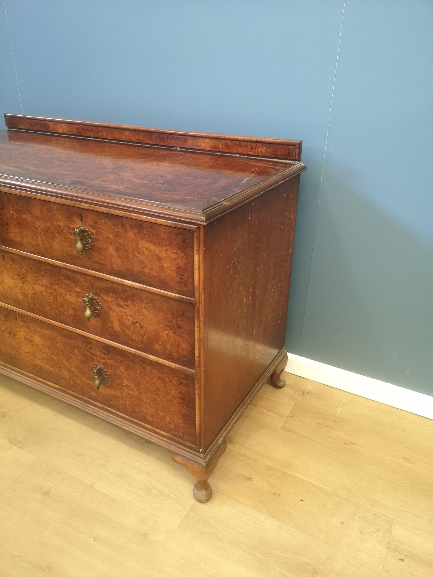 Waring & Gillow walnut chest of drawers - Image 4 of 6