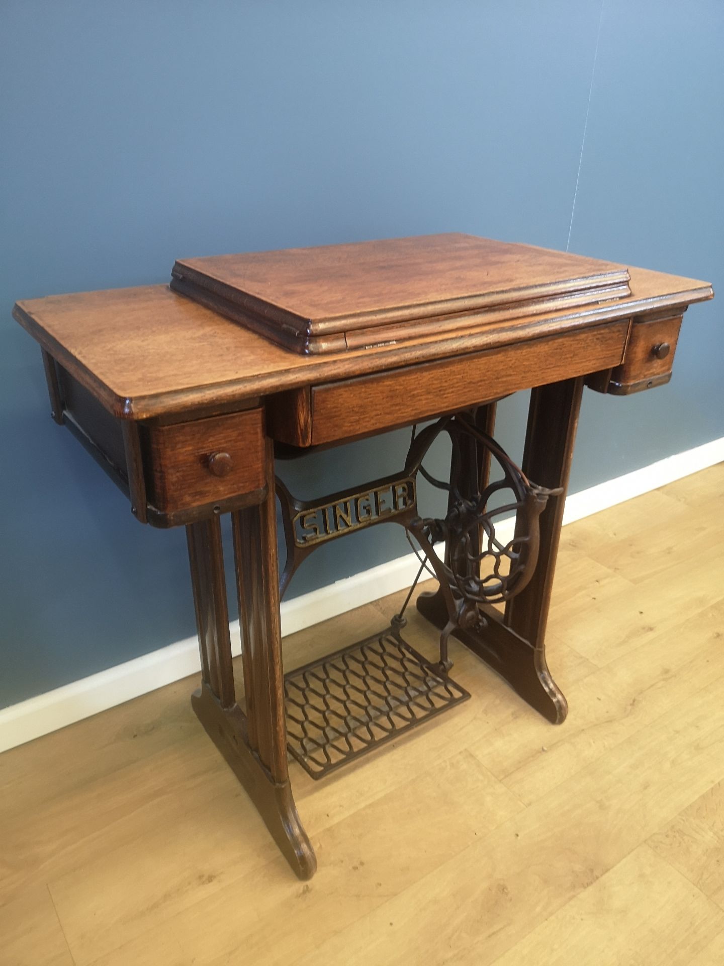 Singer sewing machine set in an oak treadle table - Image 3 of 7