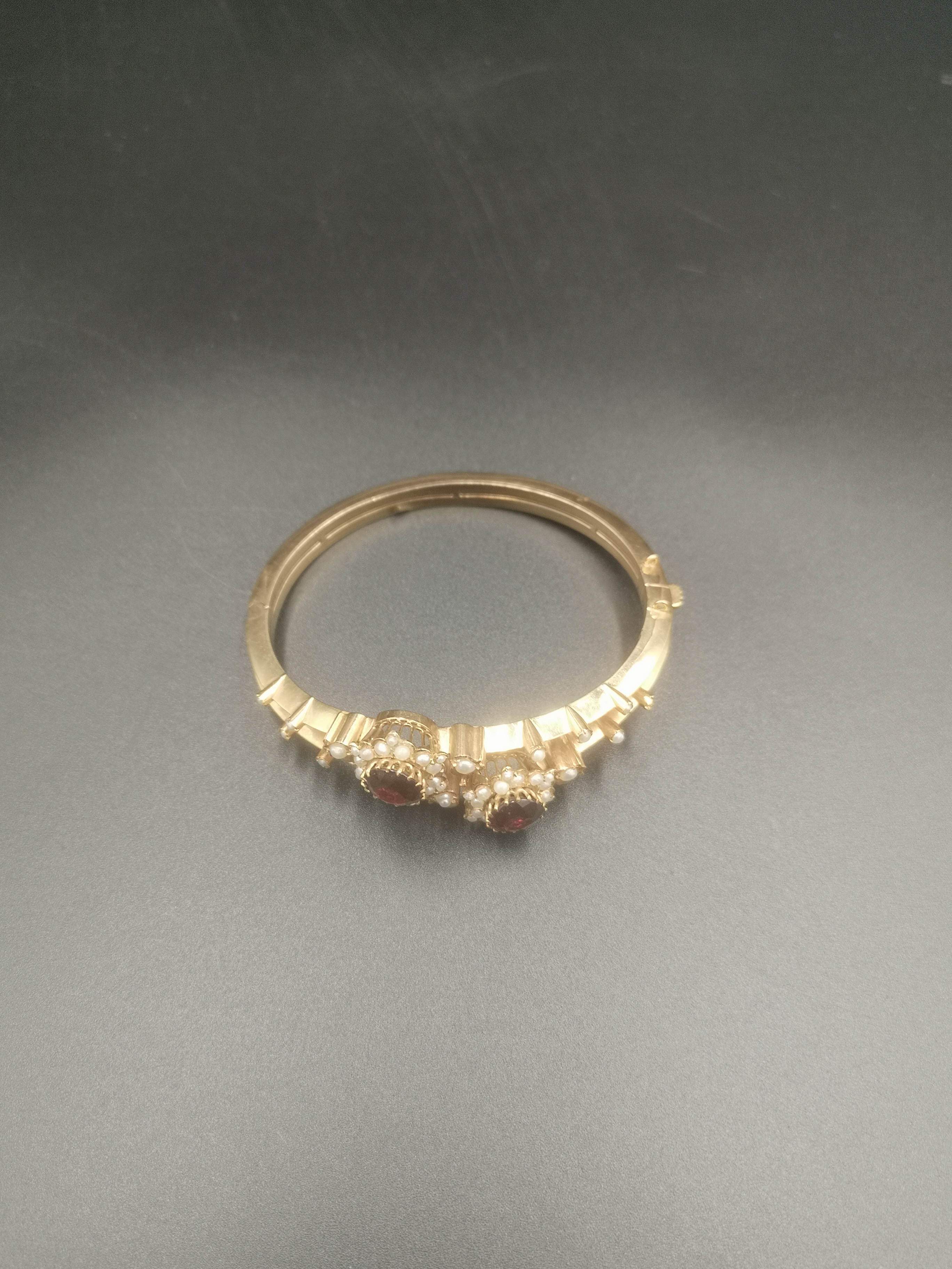 Yellow metal bangle set with garnets and pearls - Image 4 of 4