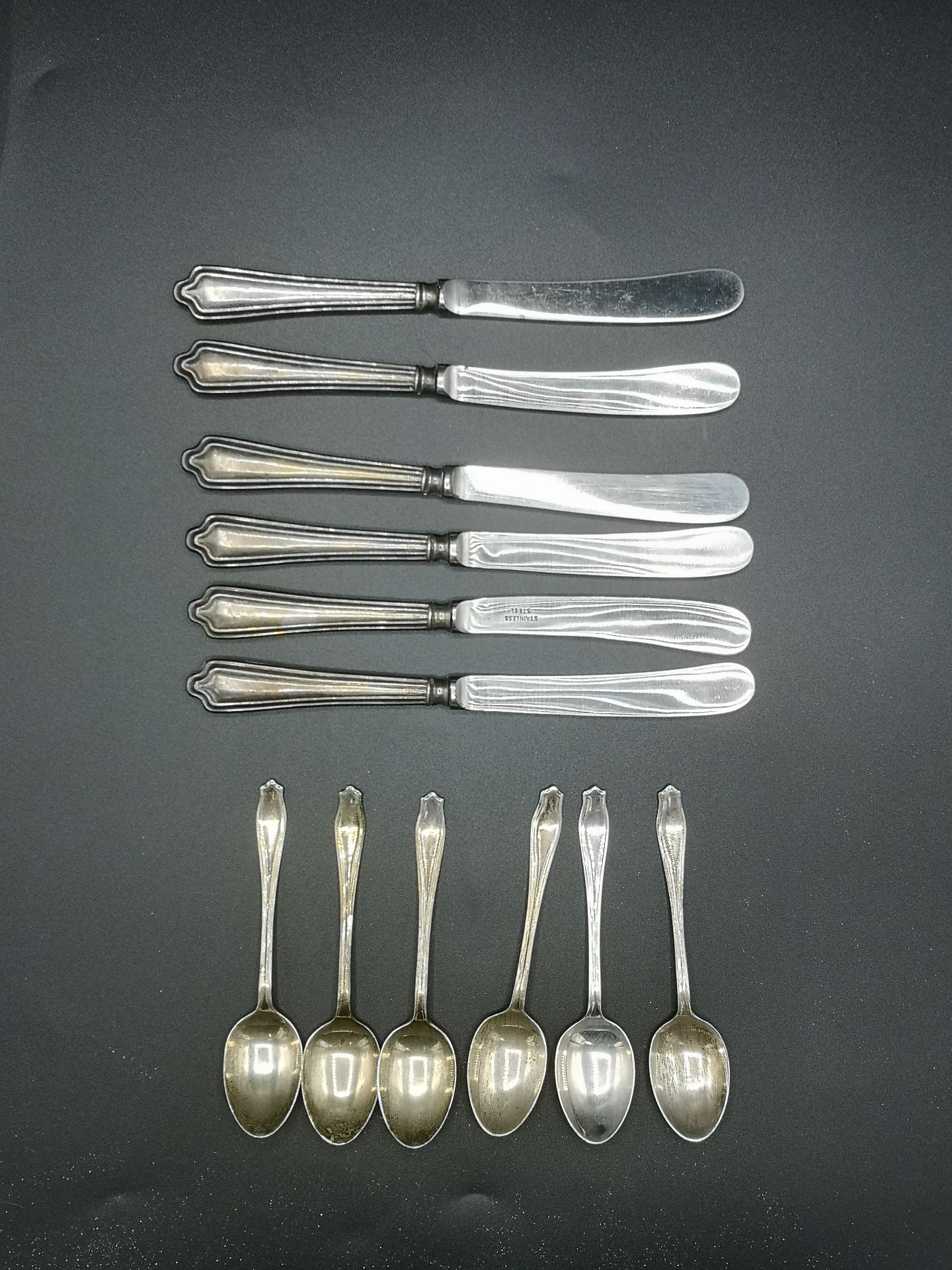 Six silver tea spoons together with six silver handled knives - Image 2 of 2