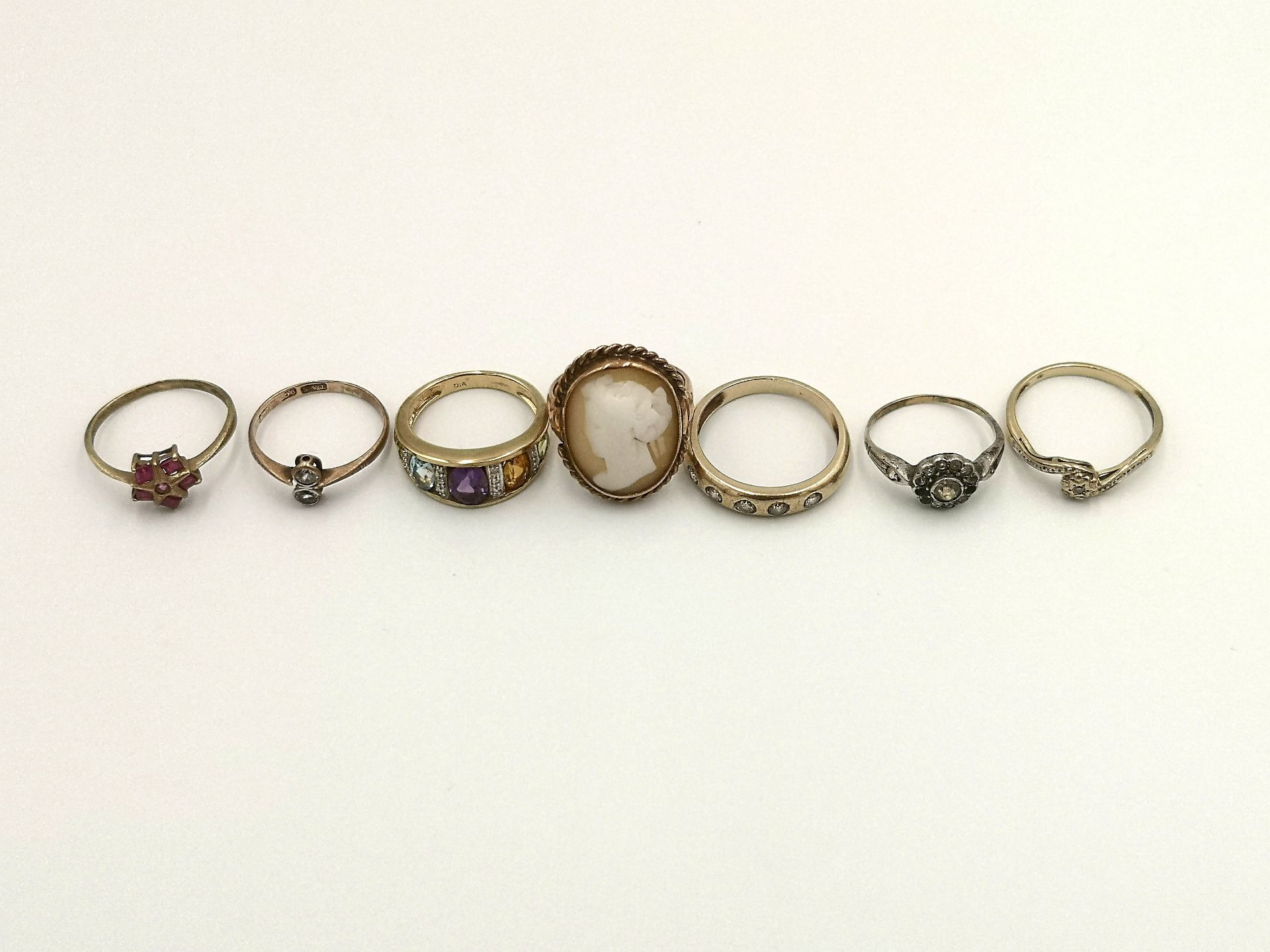 Five 9ct gold rings