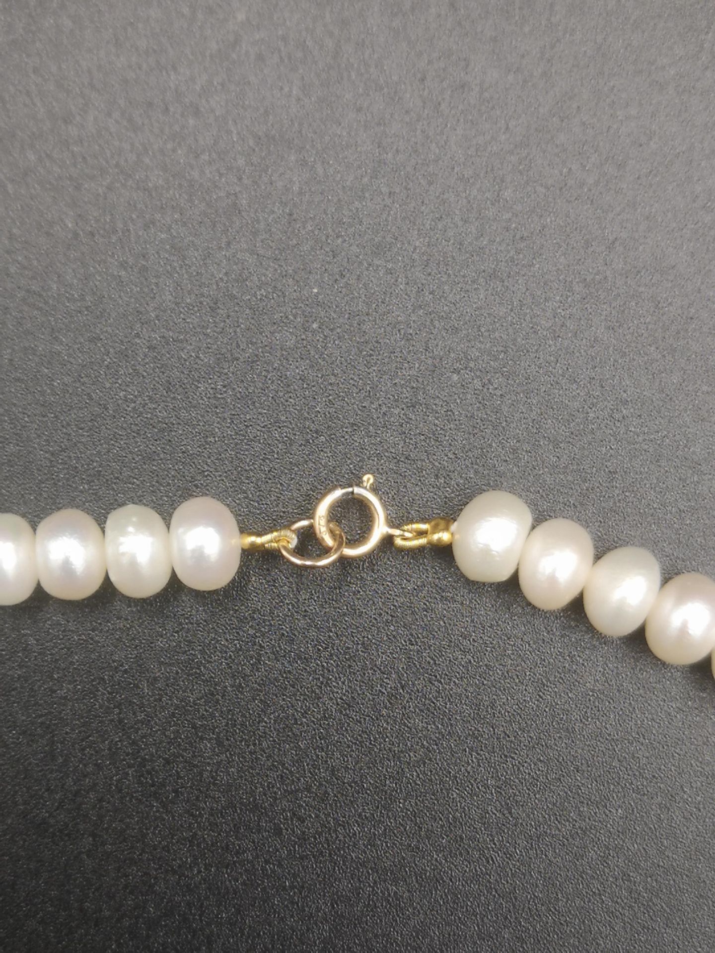 Pearl necklace with 9ct gold clasp - Image 3 of 3