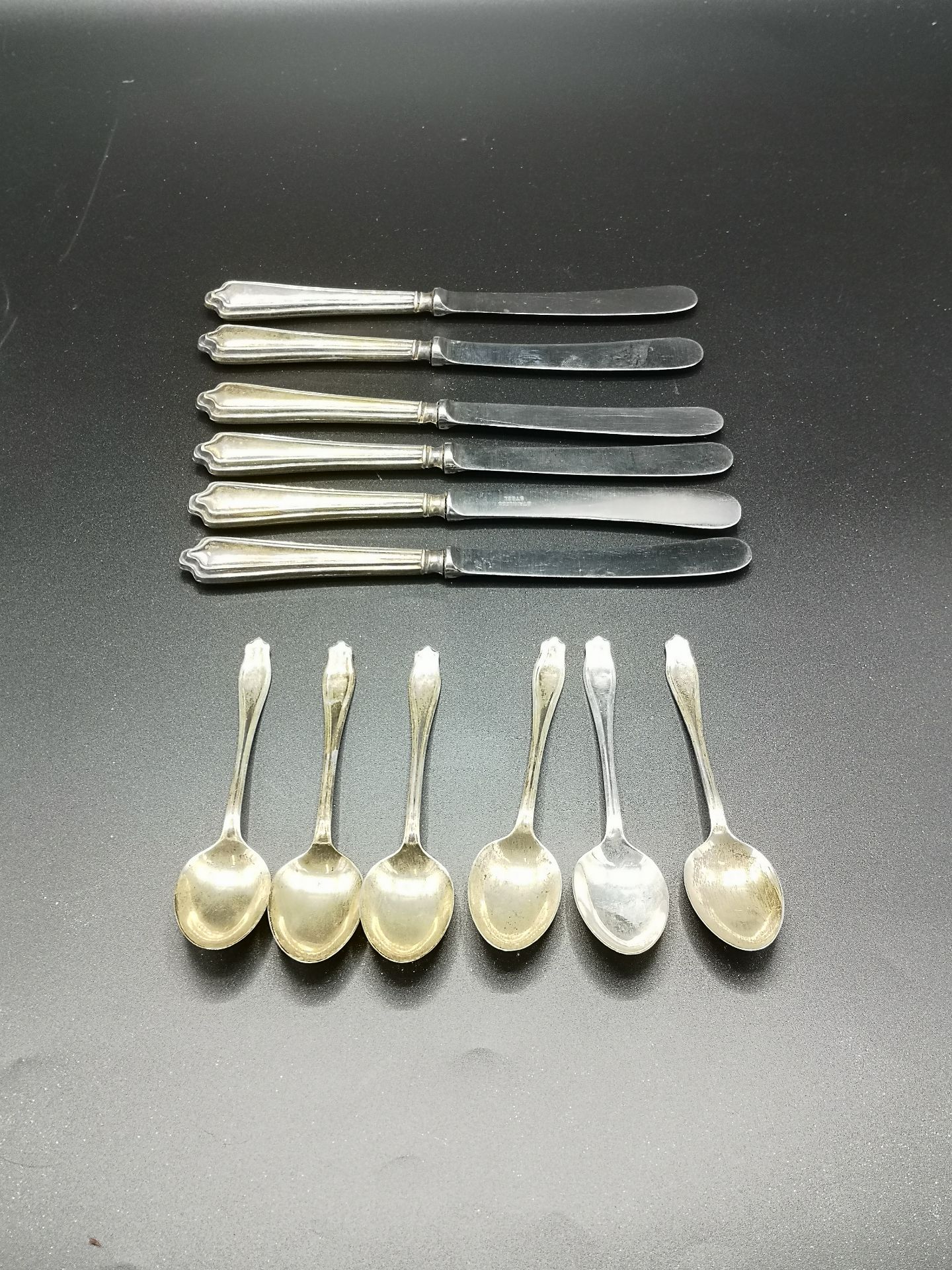 Six silver tea spoons together with six silver handled knives