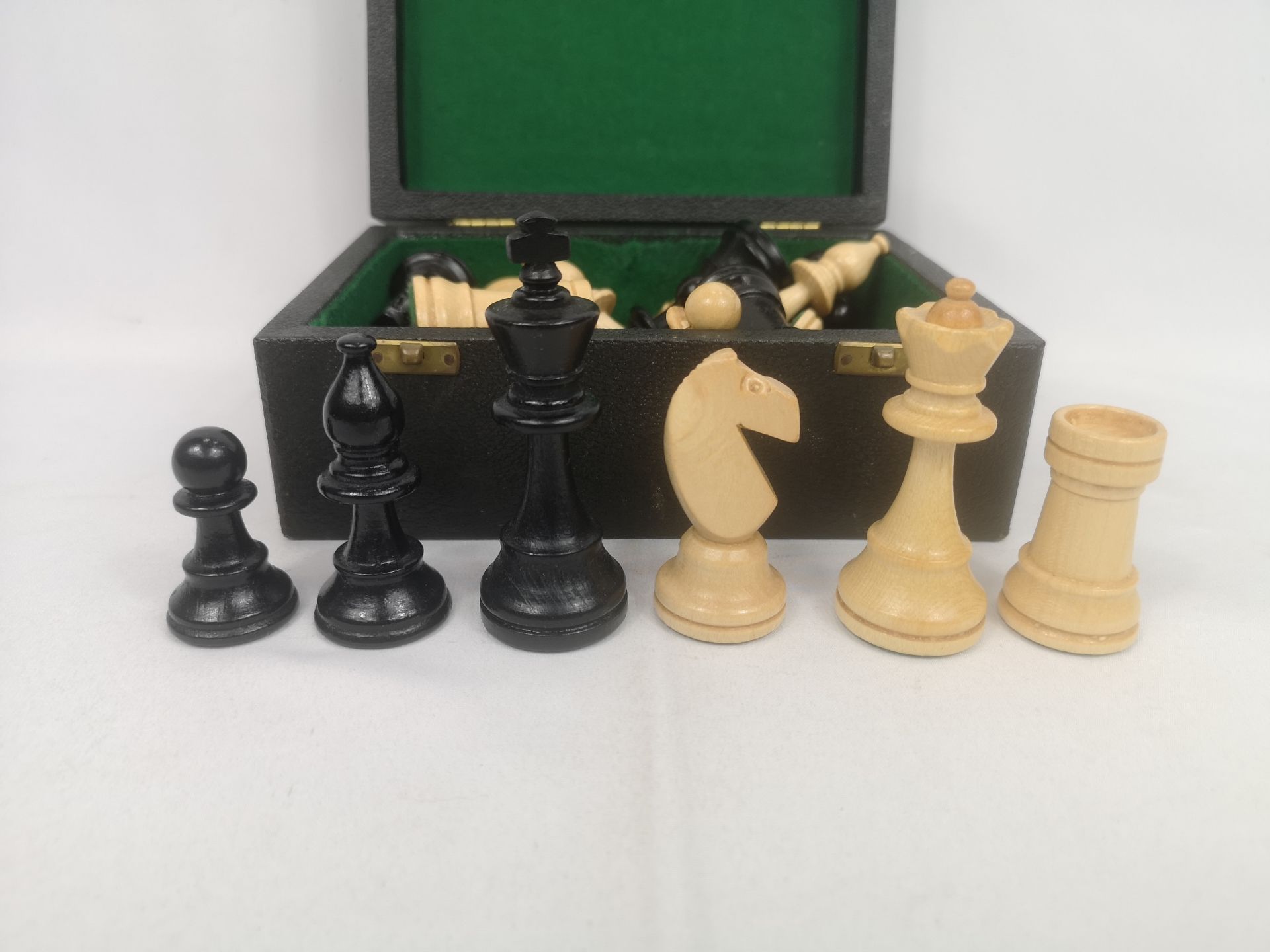 Ebony and boxwood chess set in Jaques box - Image 2 of 4