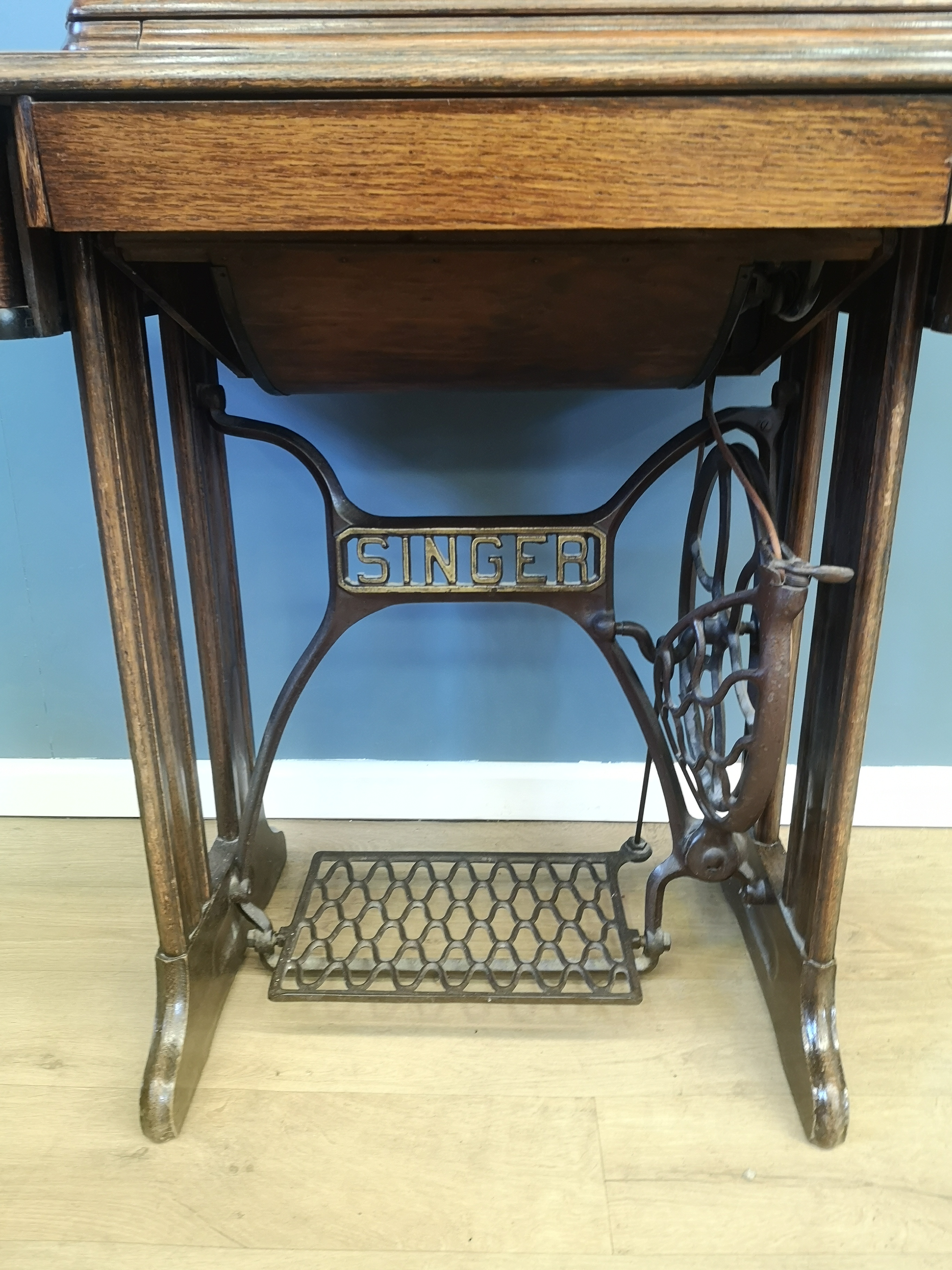 Singer sewing machine set in an oak treadle table - Image 4 of 7