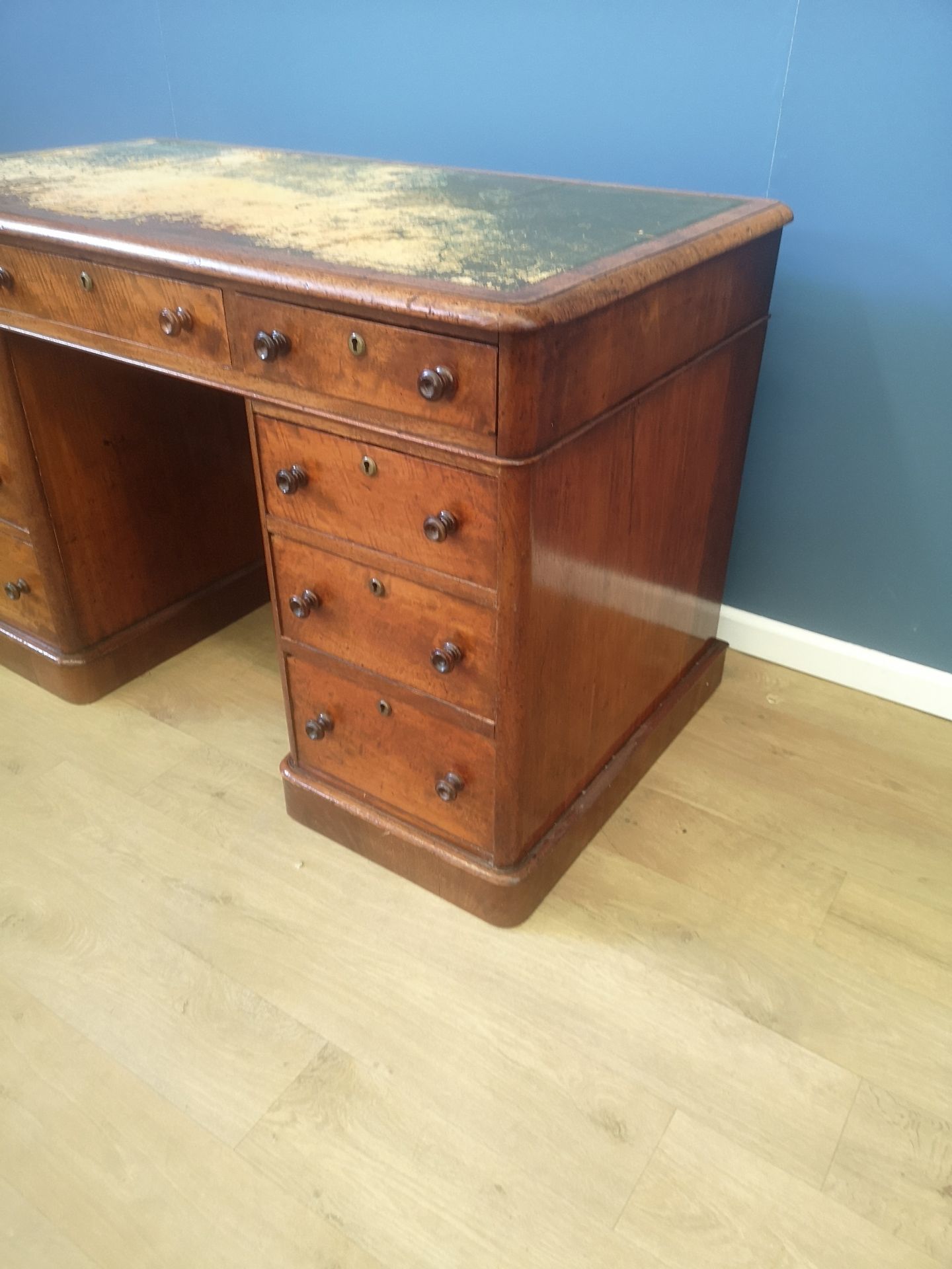 Mahogany pedestal desk - Image 4 of 6