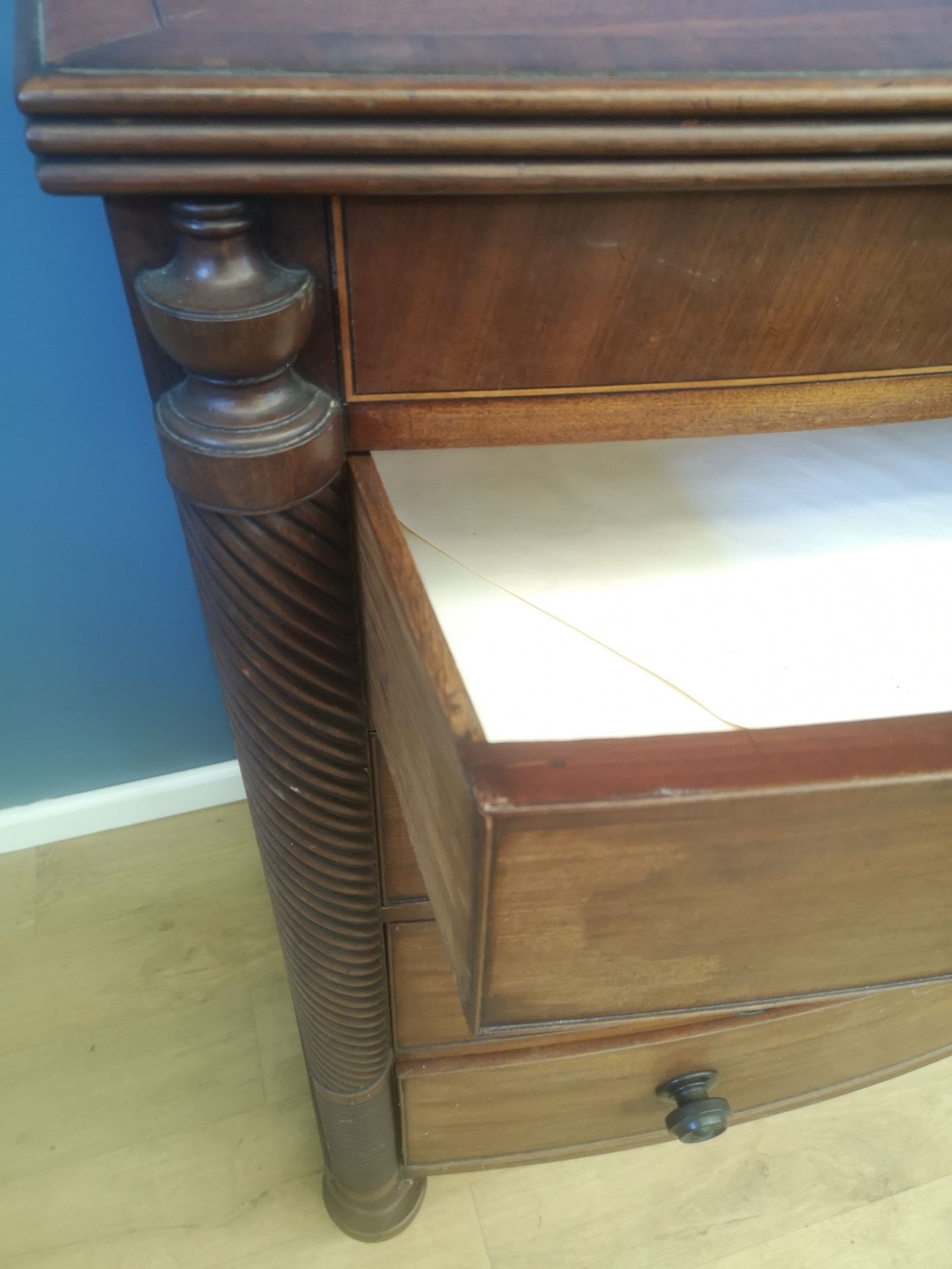 19th century mahogany bow fronted chest of drawers - Image 5 of 6