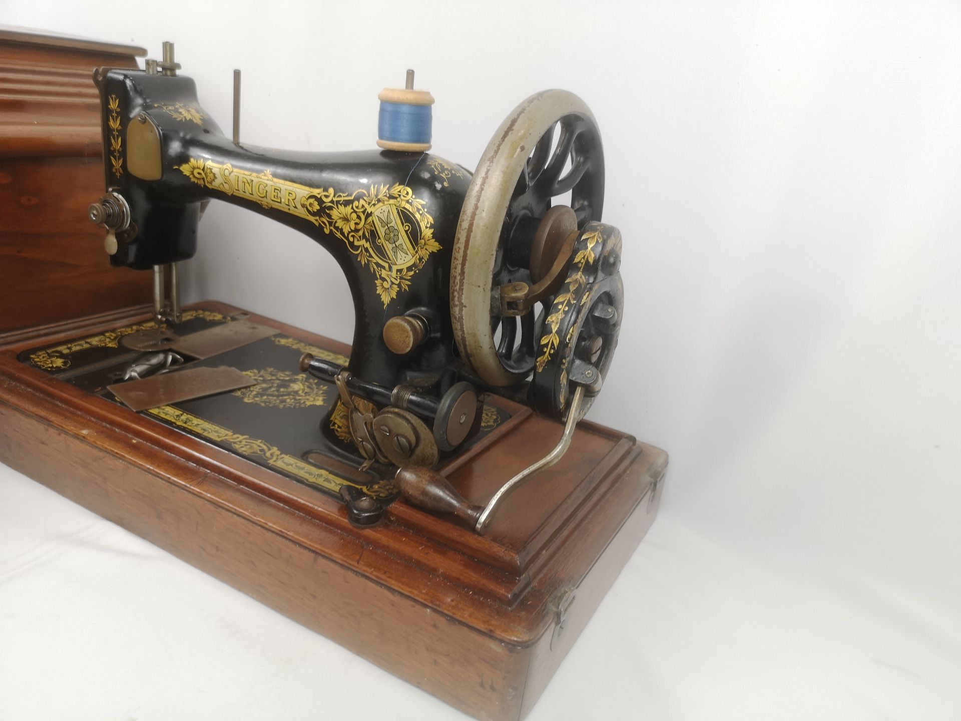 Singer sewing machine - Image 4 of 4